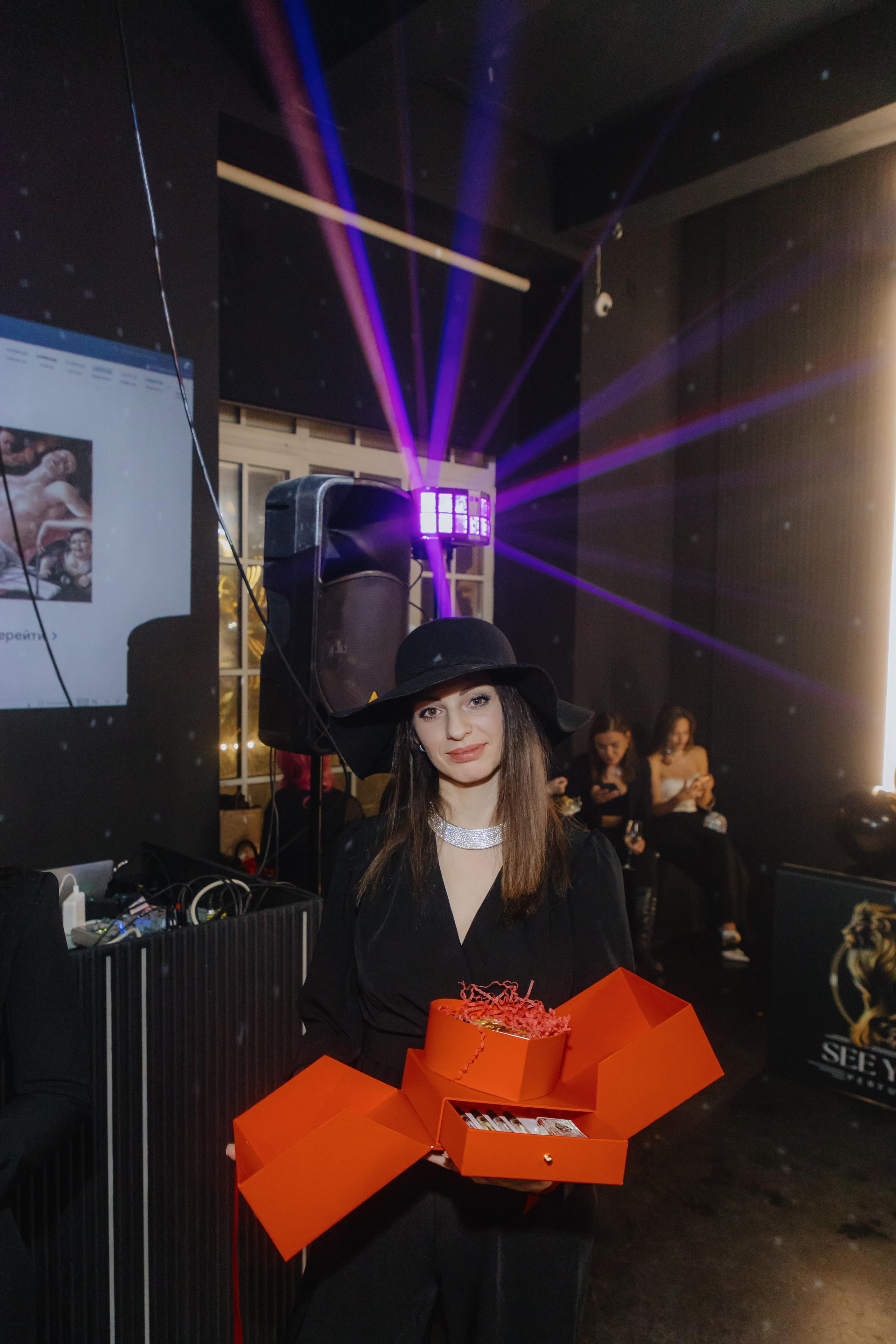 See `You Perfume. Фотограф в Москве и Санкт-Петербурге Дарина