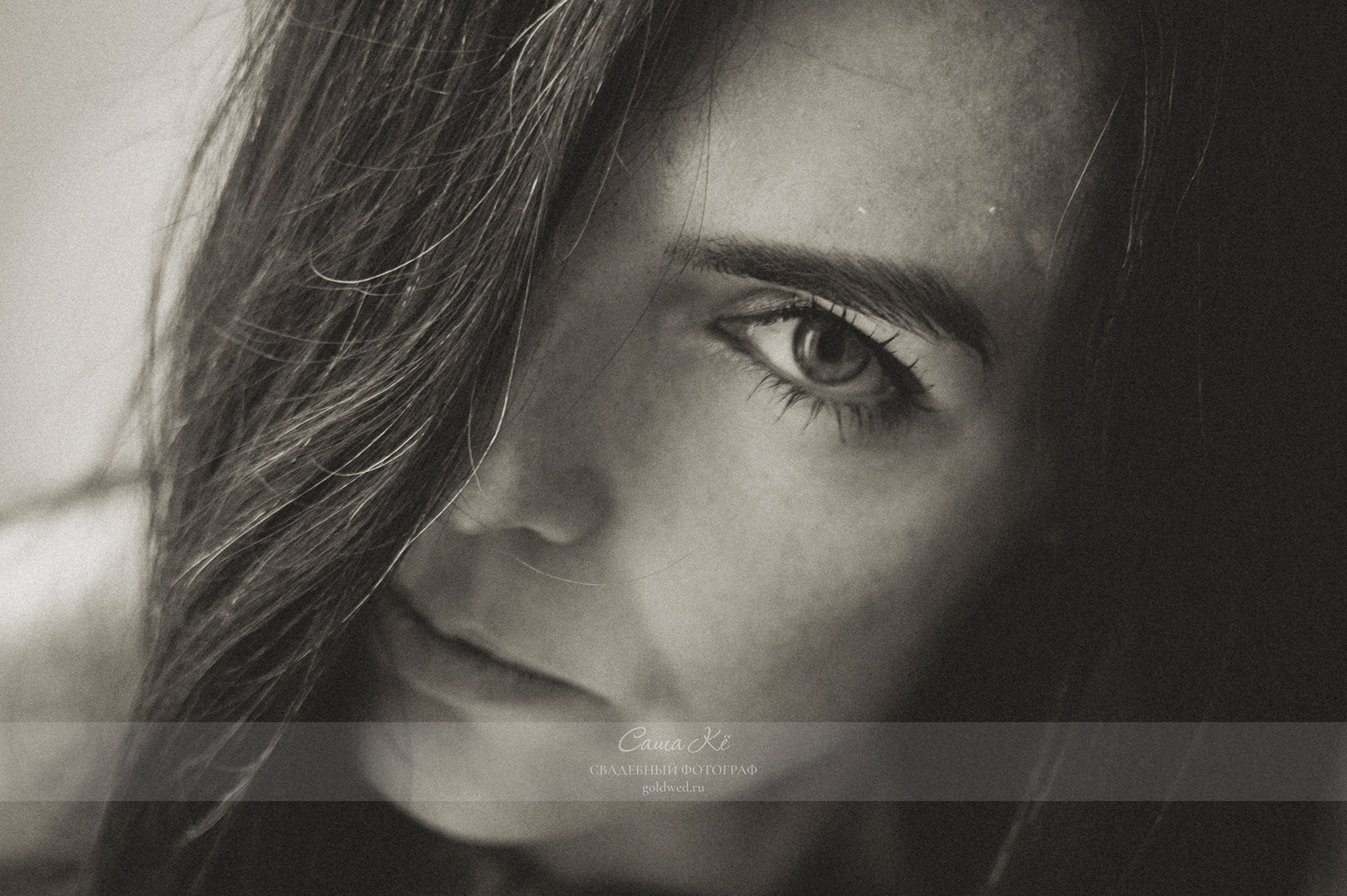 Fashion кадры с архитектурой, стильная фотосессия на прогулка, модель, лёгкая нежность и эмоции. Фотограф Новосибирск Саша Кё.