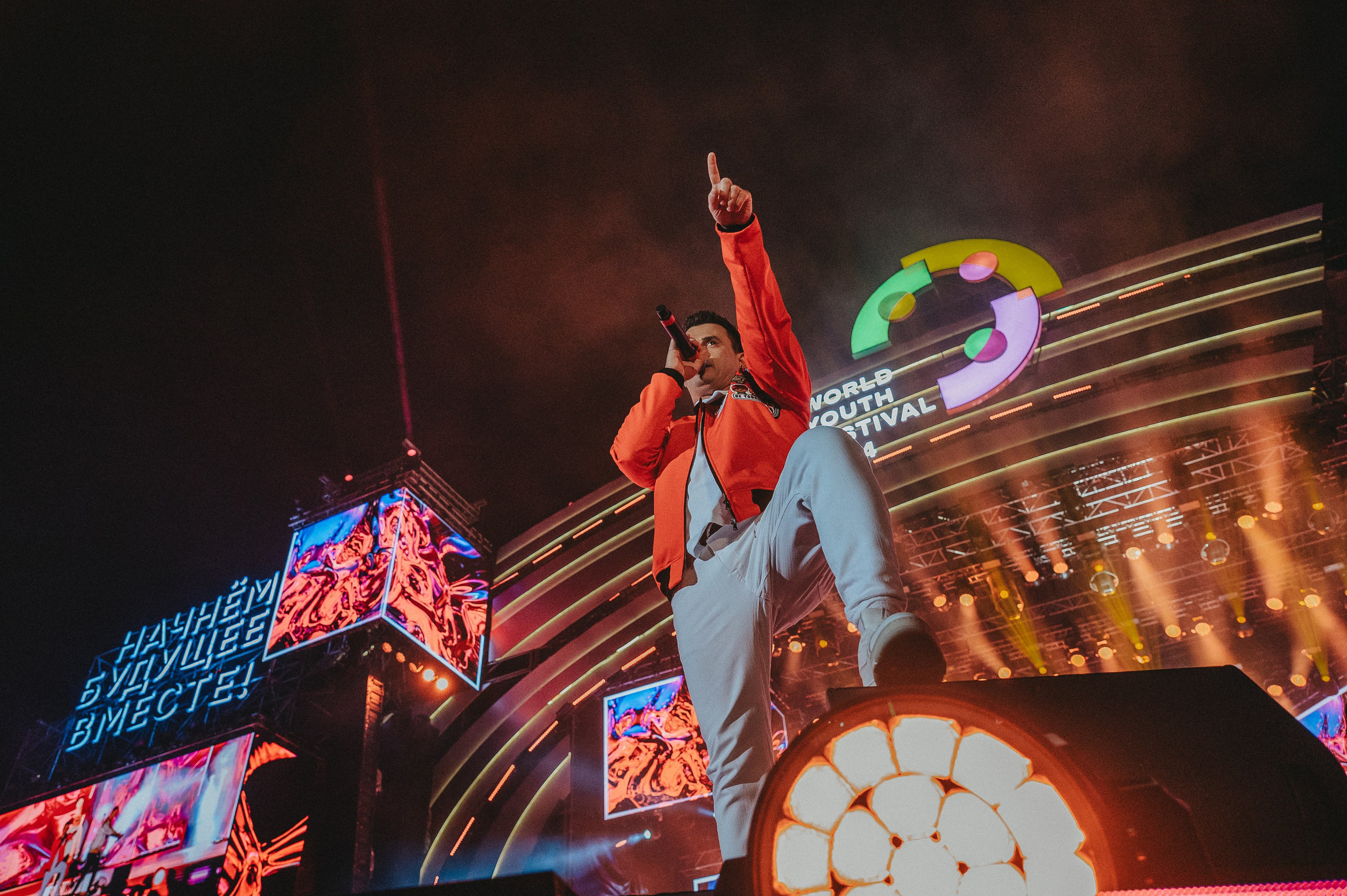 Событийная съемка концерта в Ростове-на-Дону - съемка артиста в пите под сценой