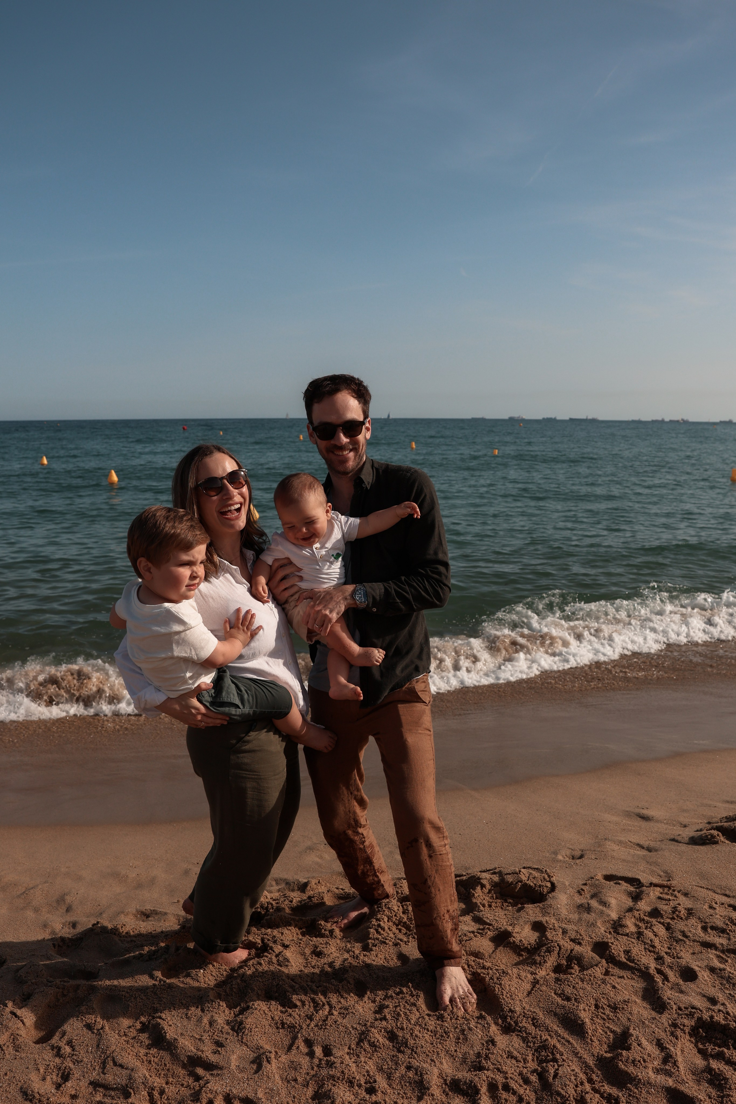 Family pizza at the sea. Natalia Zhuravleva|family, newborn, maternity photographer in Barcelona