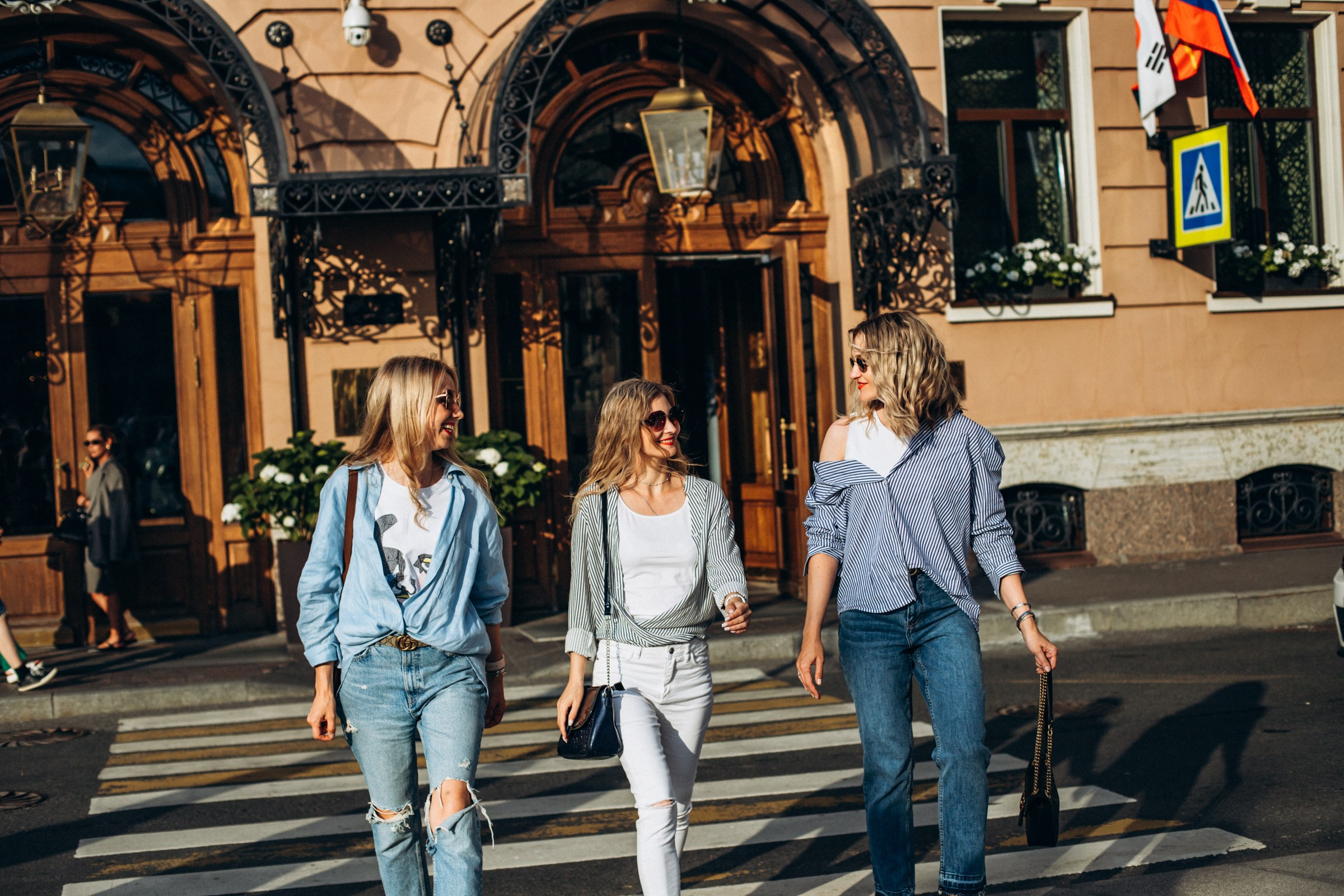 Саша, Ульяна и Настя в июне. Фотопрогулка в Петербурге. Индивидуальный и семейный фотограф в Санкт-Петербурге