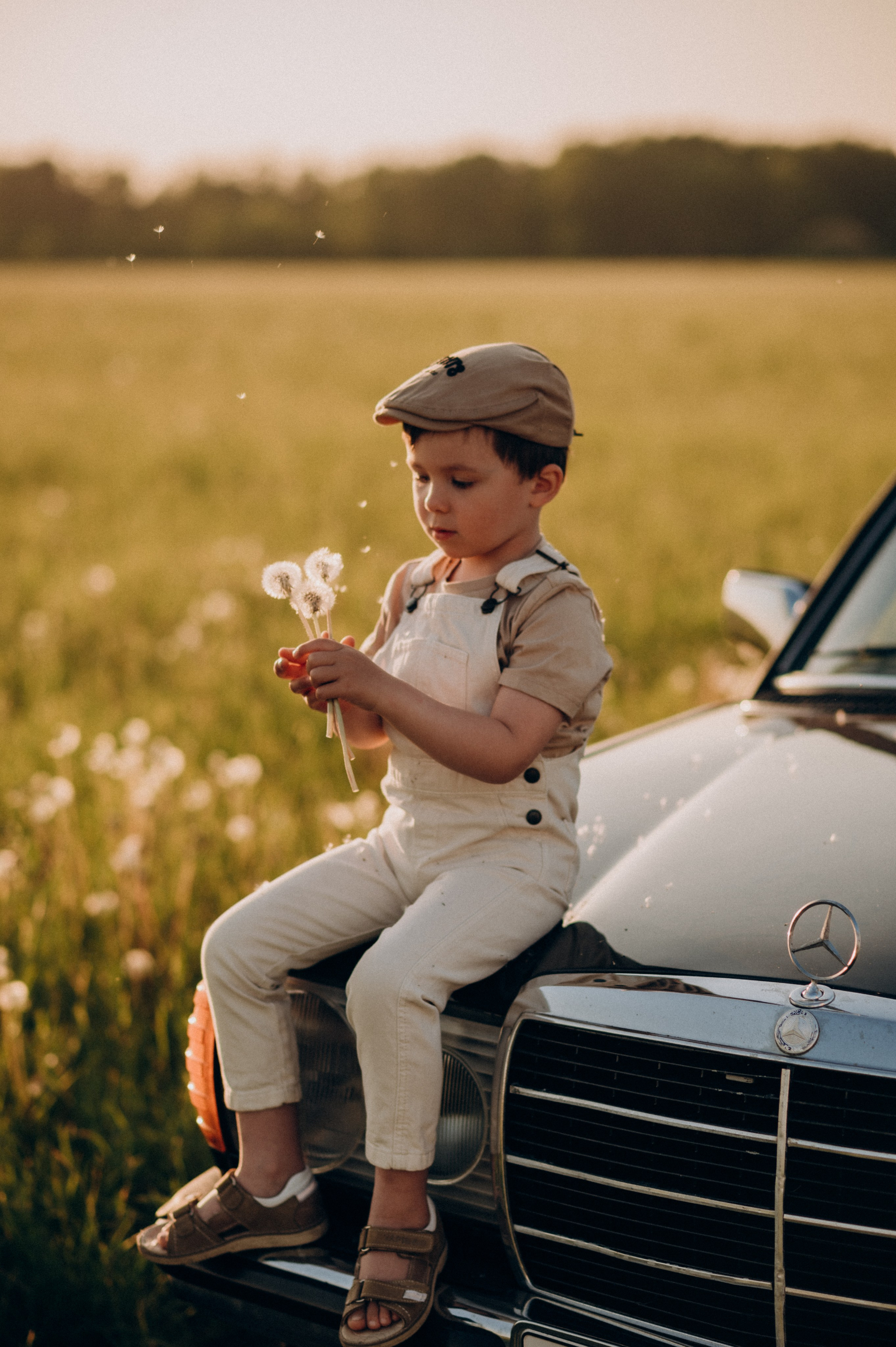 С машиной. Семейный фотограф Нагорнова Виктория