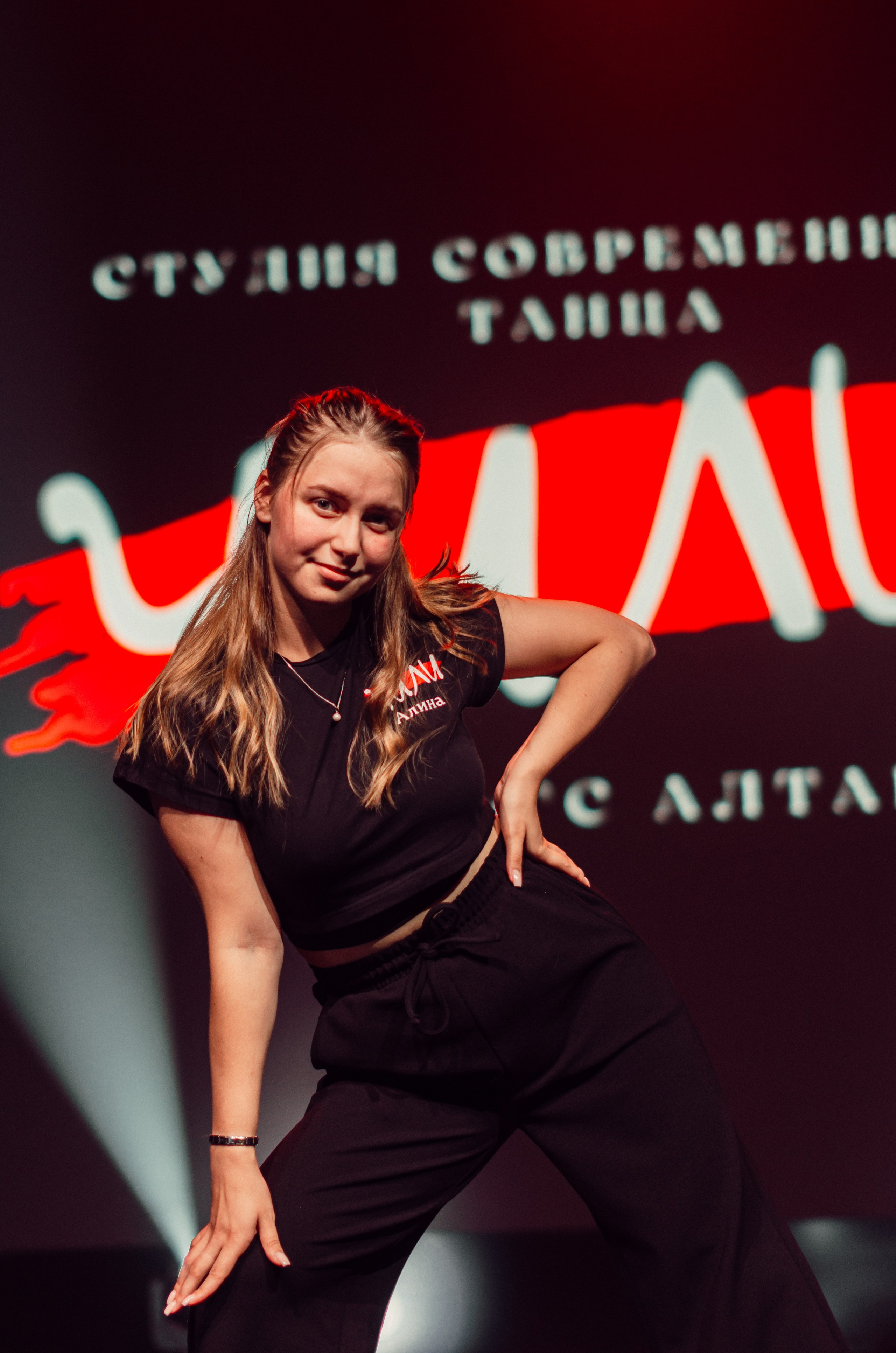 Групповая фотосъемка танцевального коллектива. Денисова Аля — фотограф для парных съемок и индивидуальных историй в Барнауле