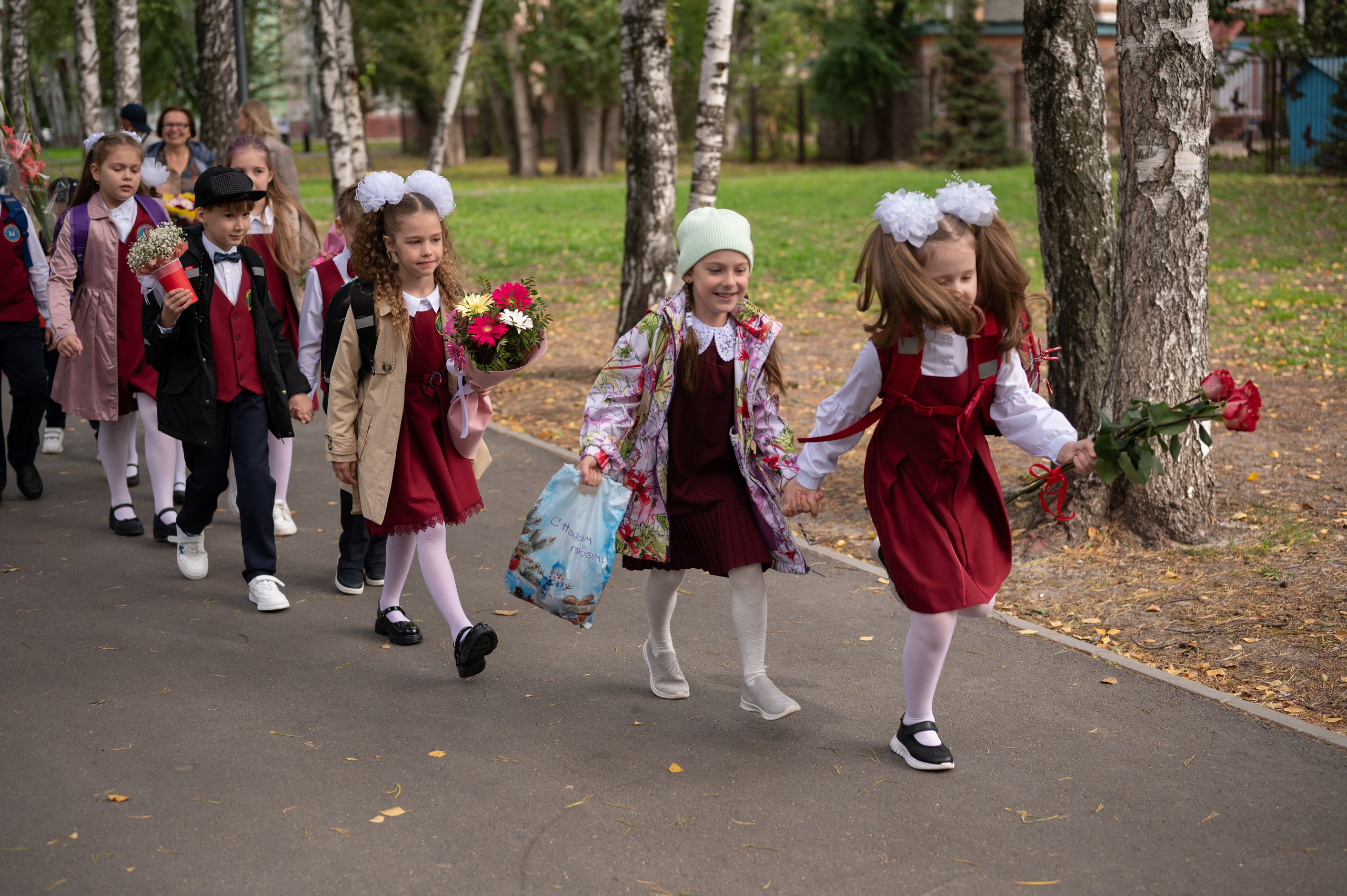 1 сентября 16 гимназия 2 класс (линейка + в классе+ на улице). Фотограф новорожденных, семейный детский в Тюмени Татьяна Морозова