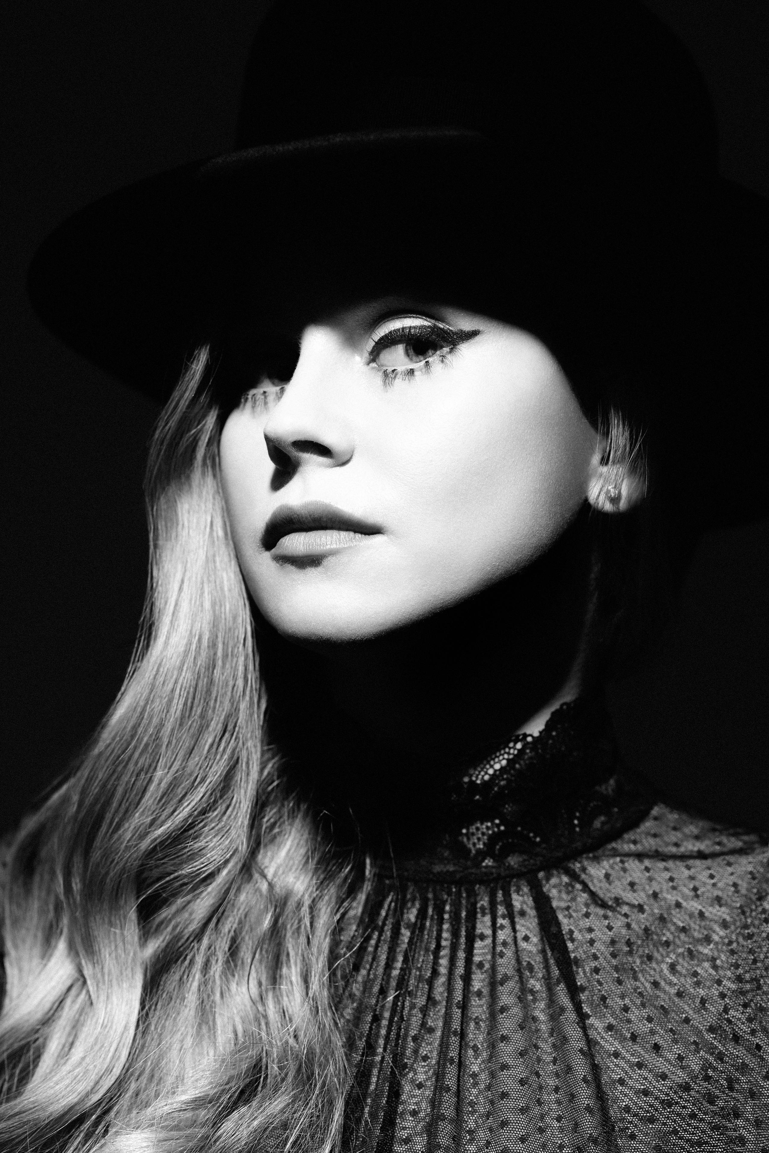 Мария. Чёрно белая съёмка. Z H U R A V L E V