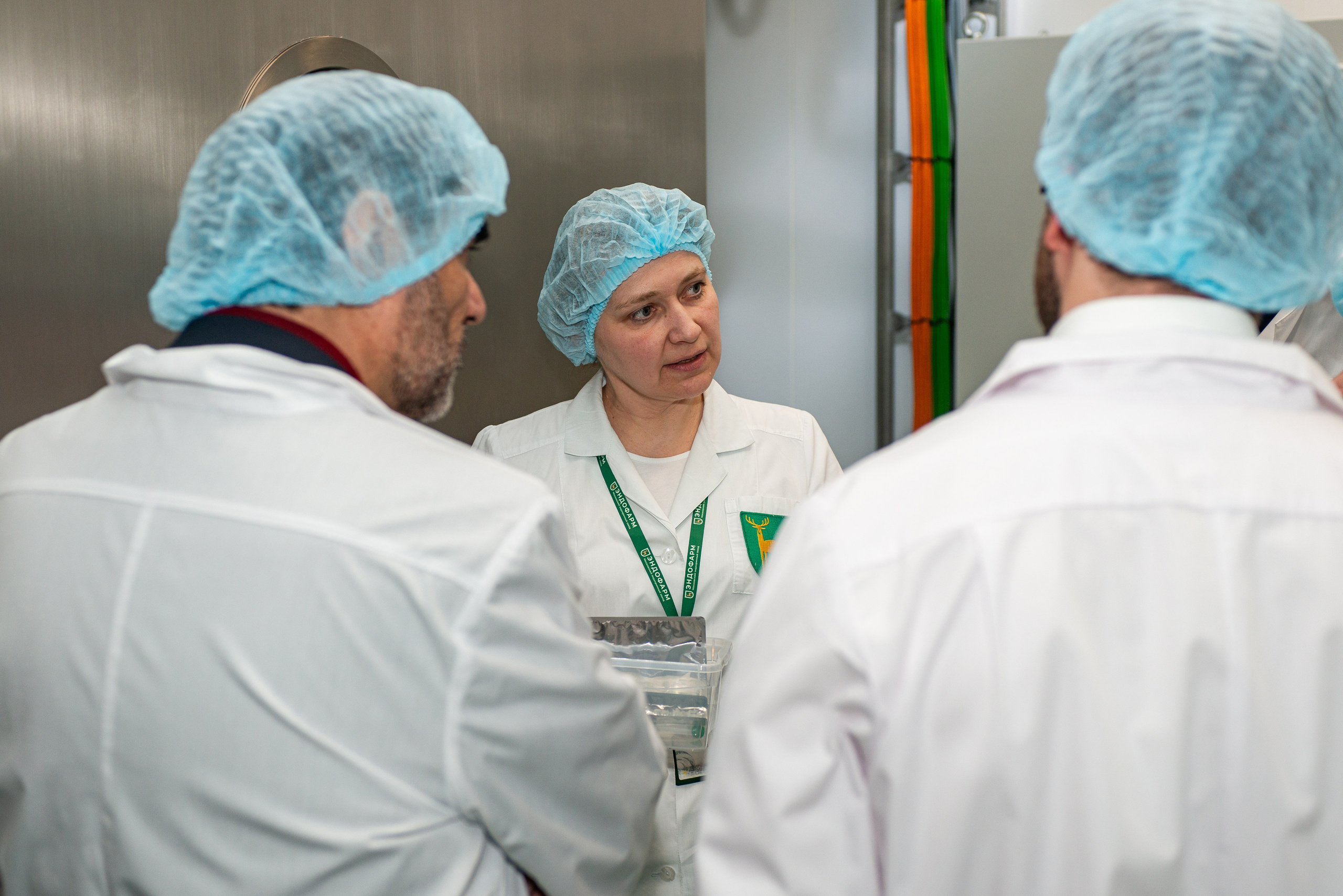 Репортажная съёмка делегации из Катара на производстве Эндофарм. Репортажный и персональный фотограф в Москве