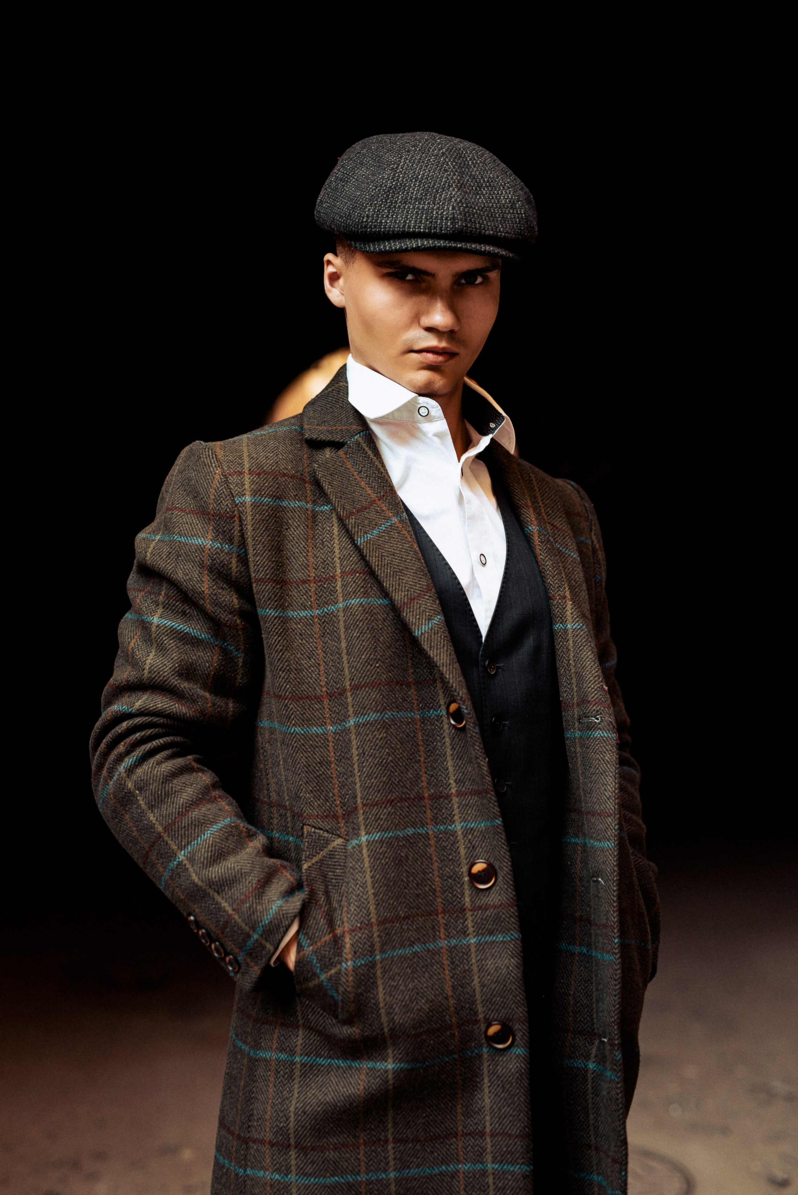 Фотосессия молодого человека в стиле «Острых козырьков»