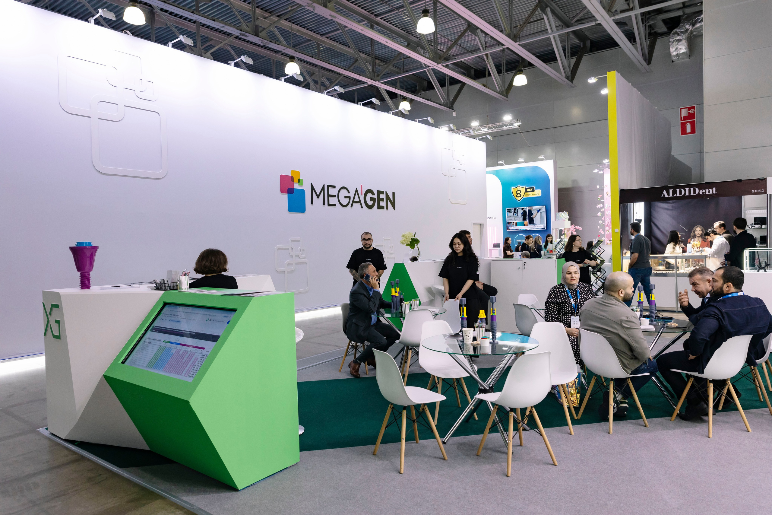 Стоматологическая выставка Dental Salon 2026. Профессиональный фотограф в Москве | Заказать фотосессию и съемку