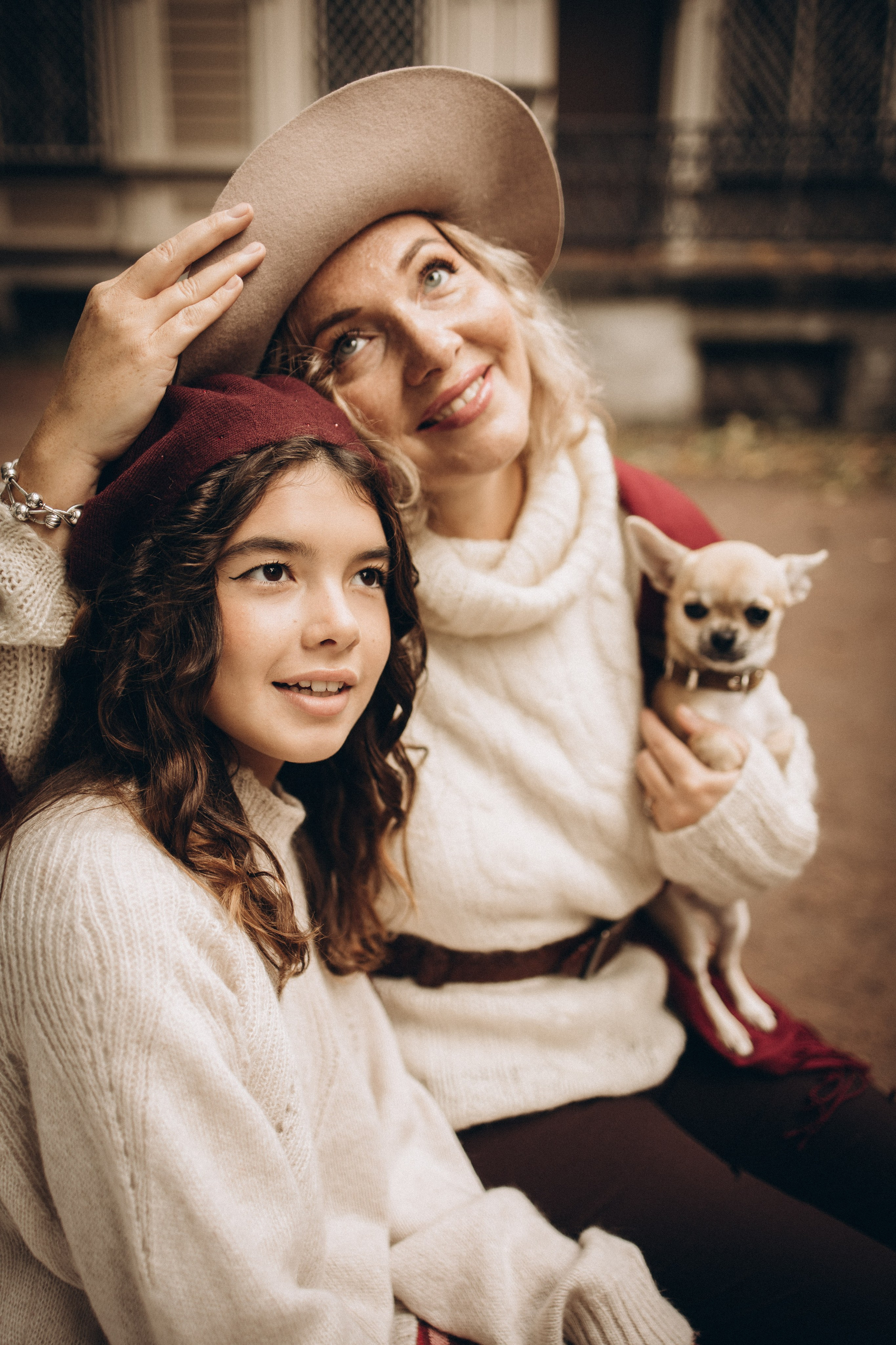 Счастливая мама, дочь и собака отдыхают на лавочке в гармонии с осенним пейзажем Лопухинского парка