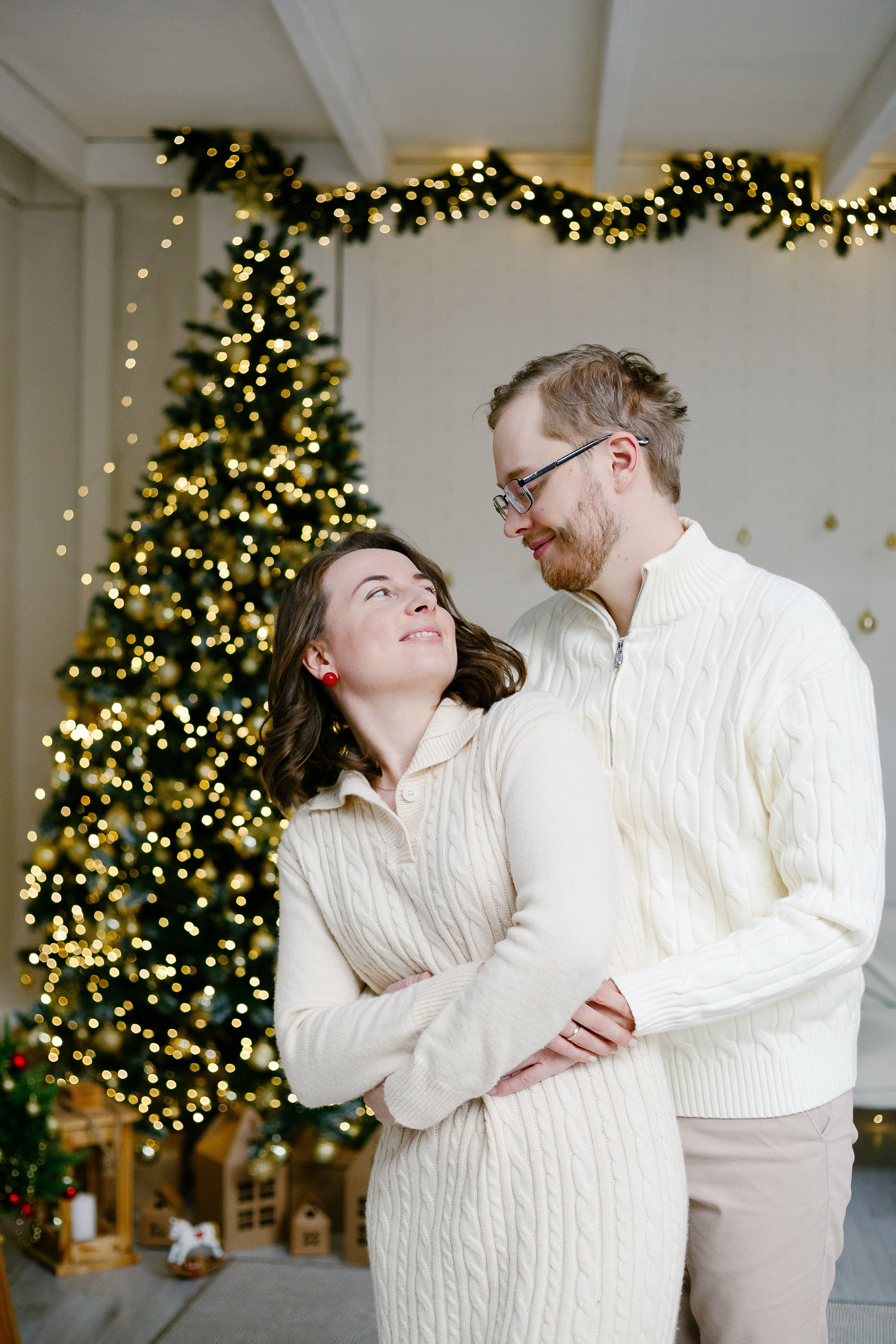 Фотосессия в студии с праздничным интерьером