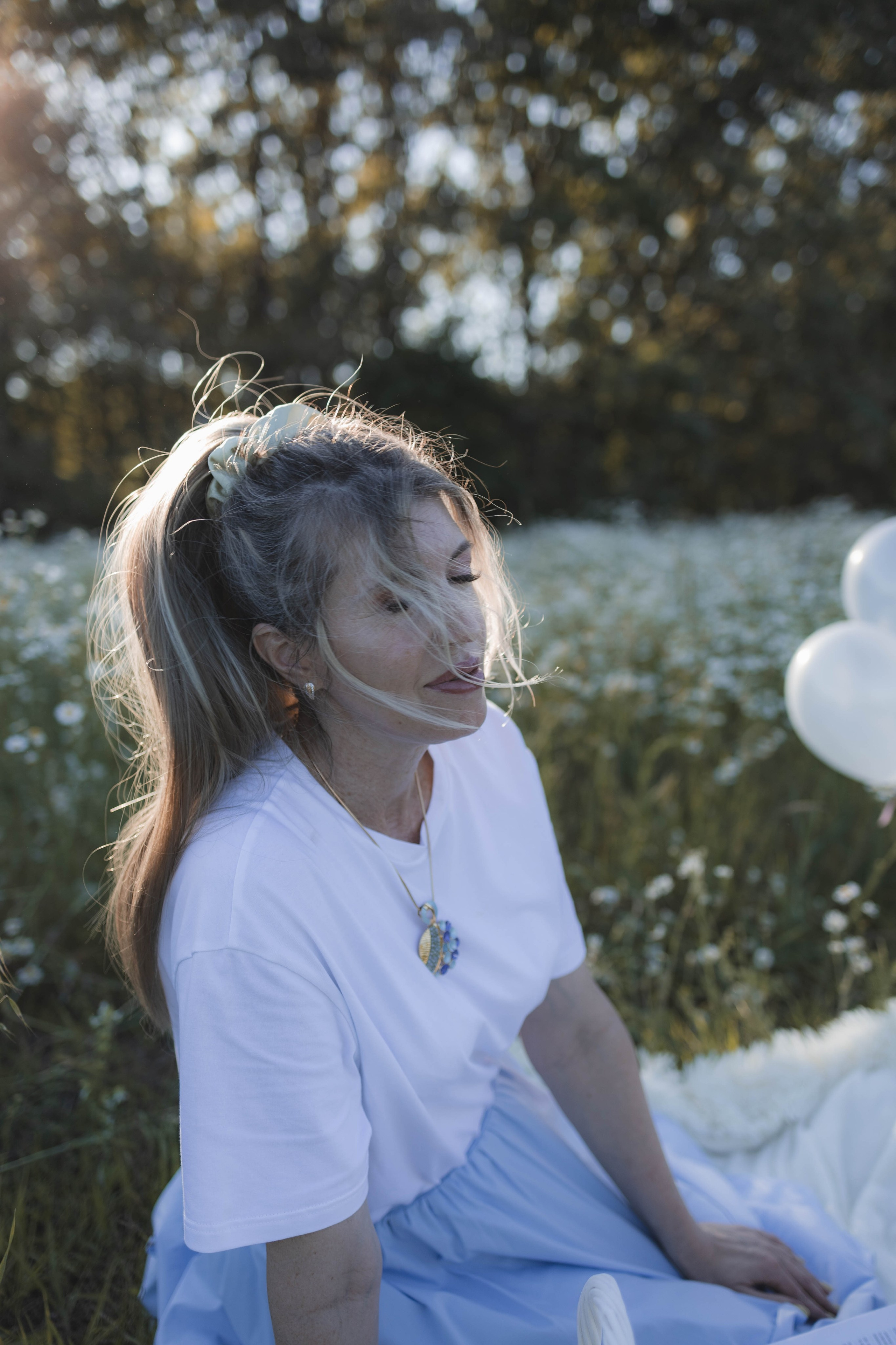 Внучка и бабуля прогулка на природе. Коммерческий фотограф