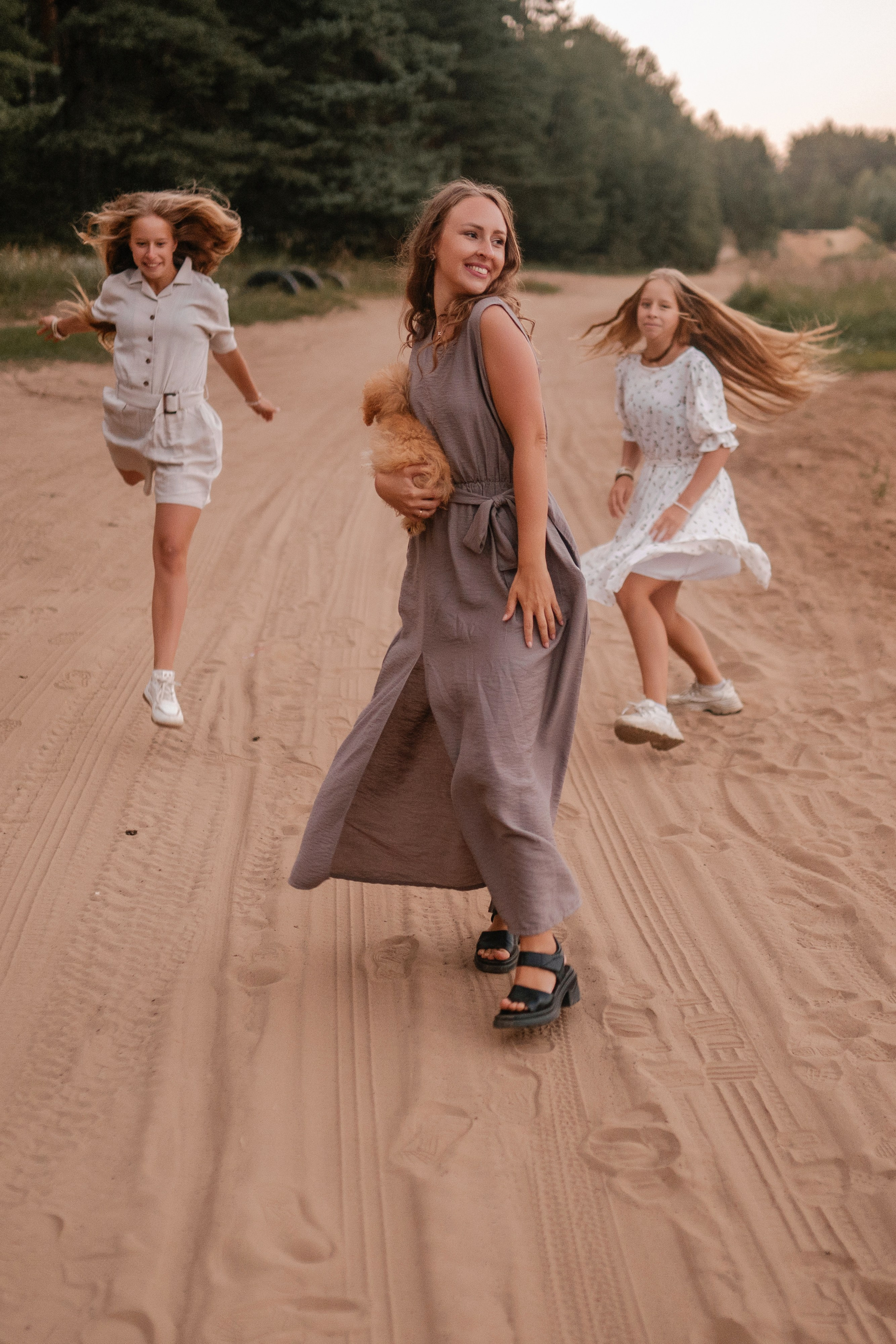 Фотосессия большой семьи в поле