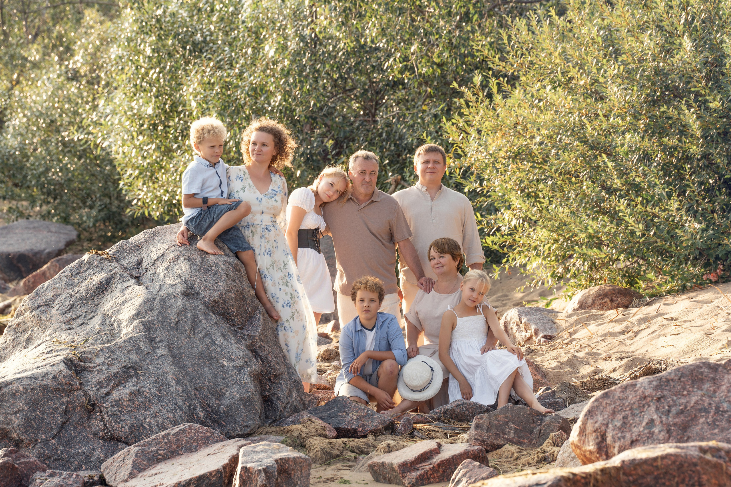 Семейная фотосессия большой семьи на природе
