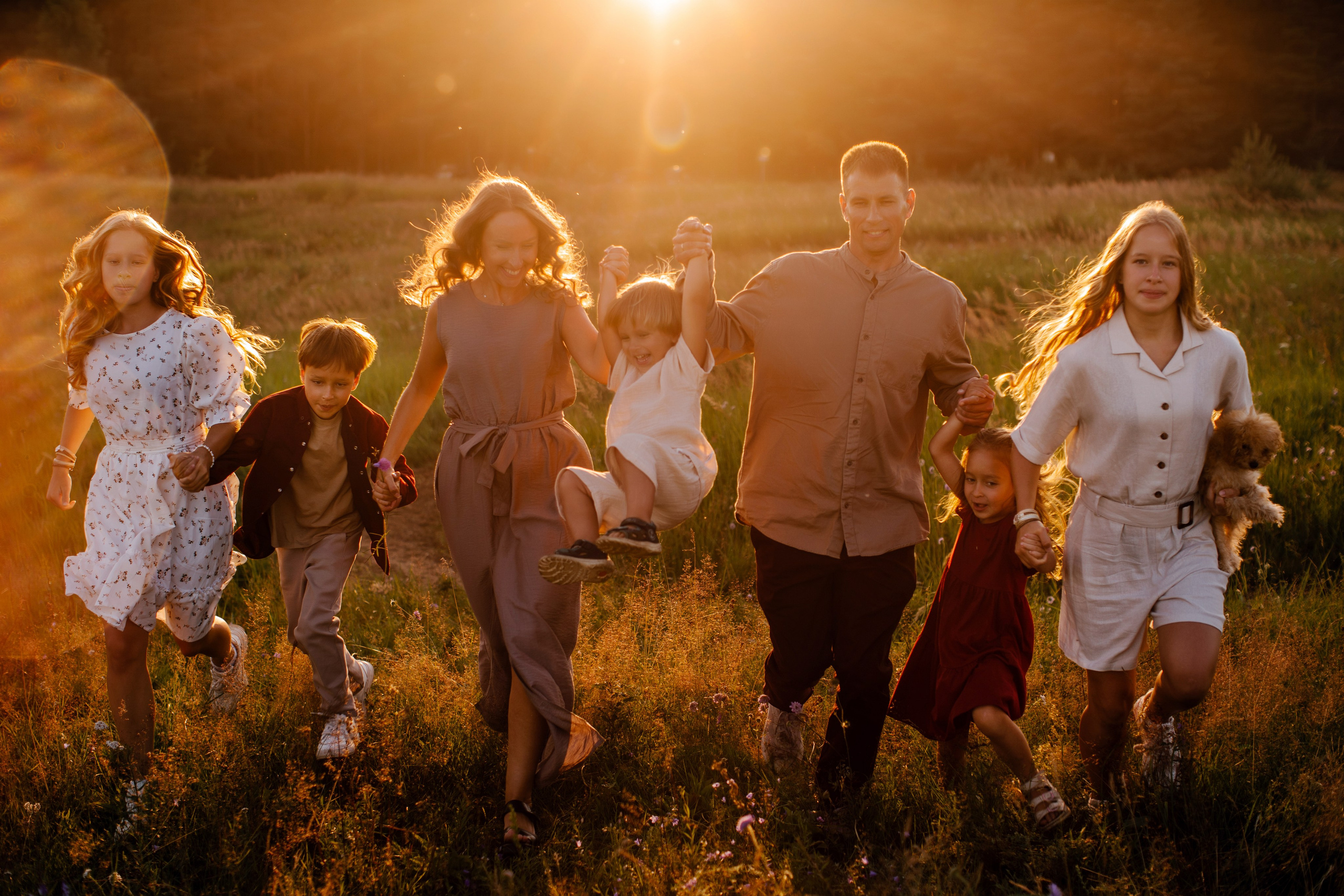 Фотосессия большой семьи в поле