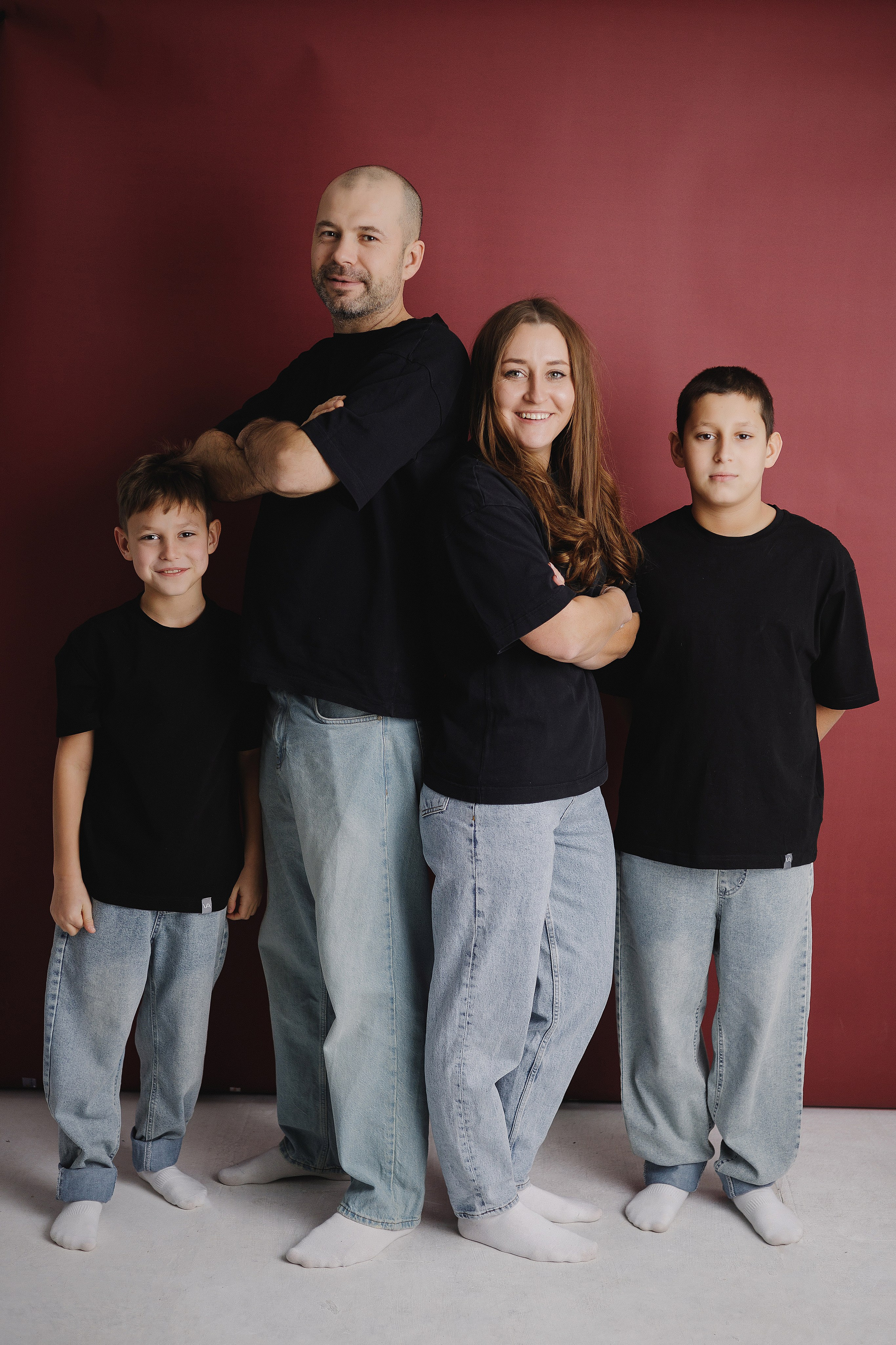 Фотография мамы, папы  и двух сыновей в фотостудии
