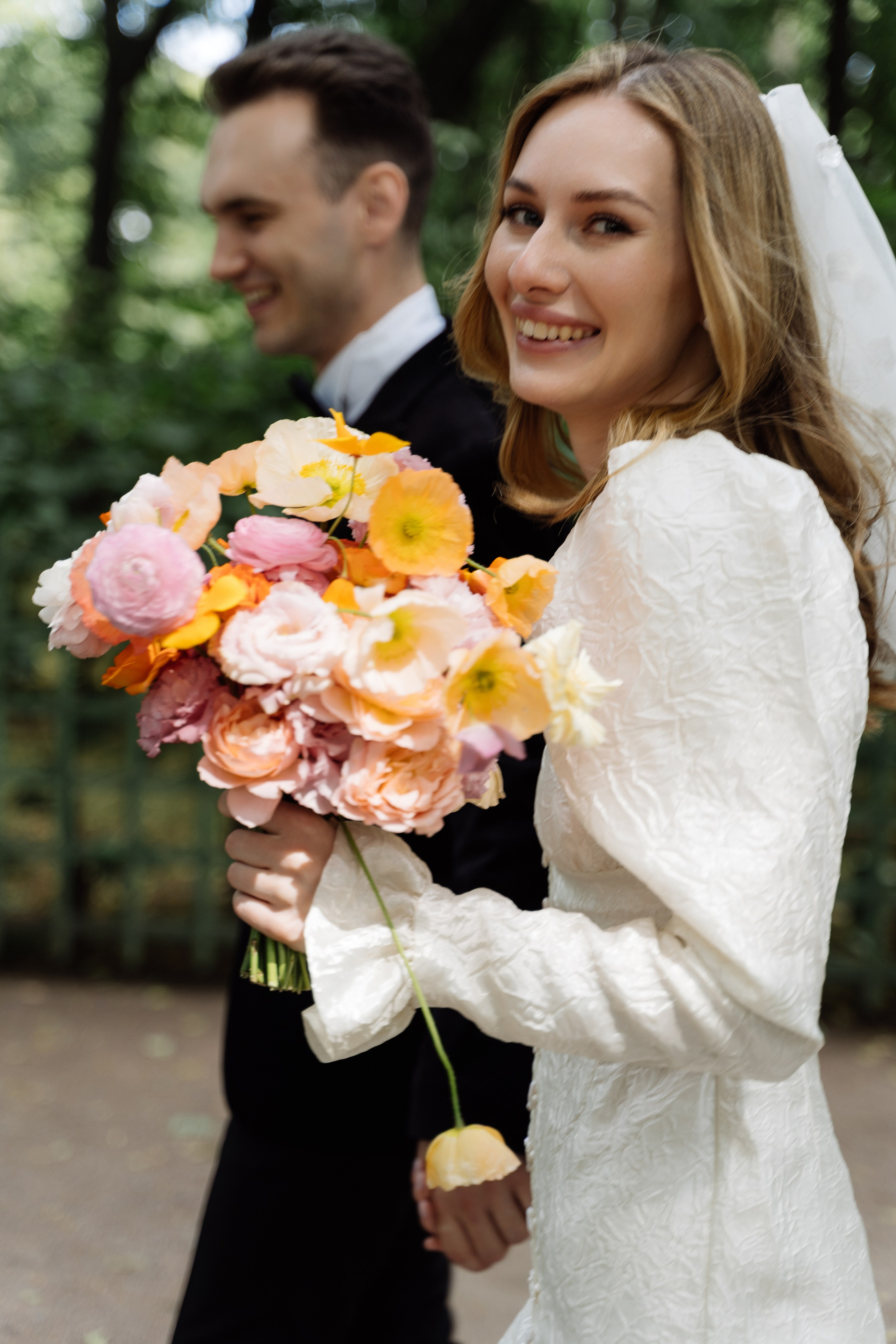 Камерная свадьба на фонтанке в сезонах. Свадебный фотограф организатор в Санкт-Петербурге Ассоль Опарина