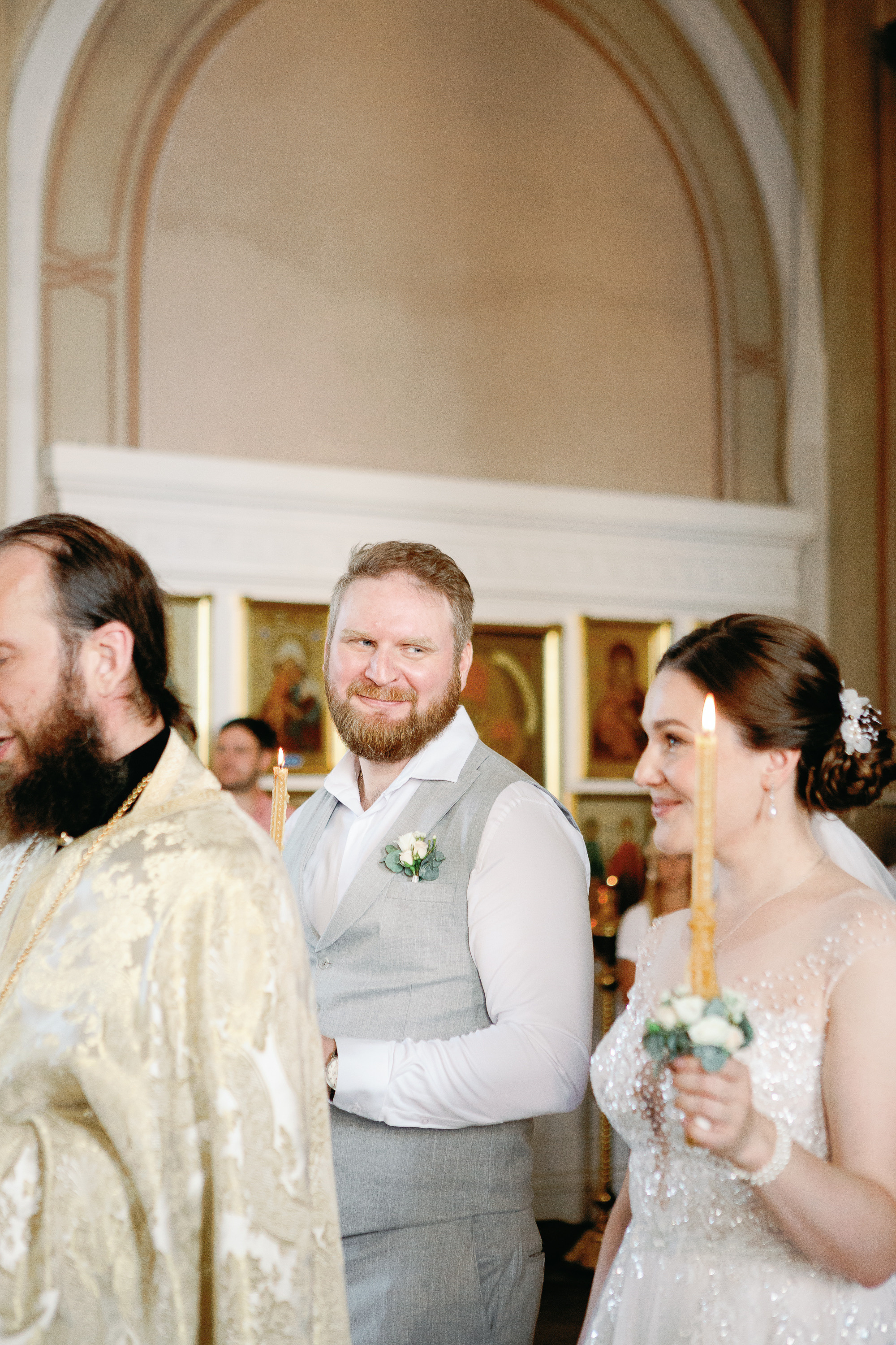 Фотограф на венчание. Жених смотрит на невесту.