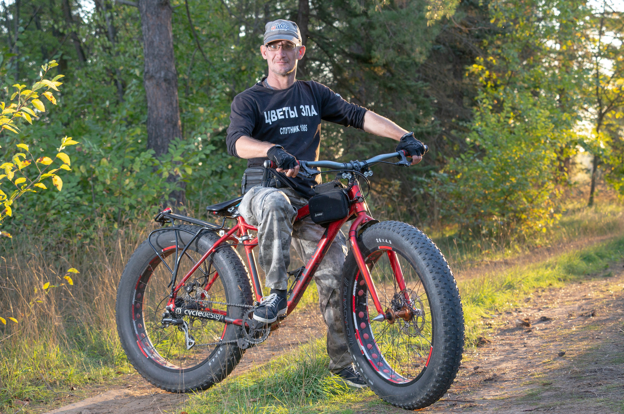 Велосипедист на фэтбайке в волго-ахтубинской пойме