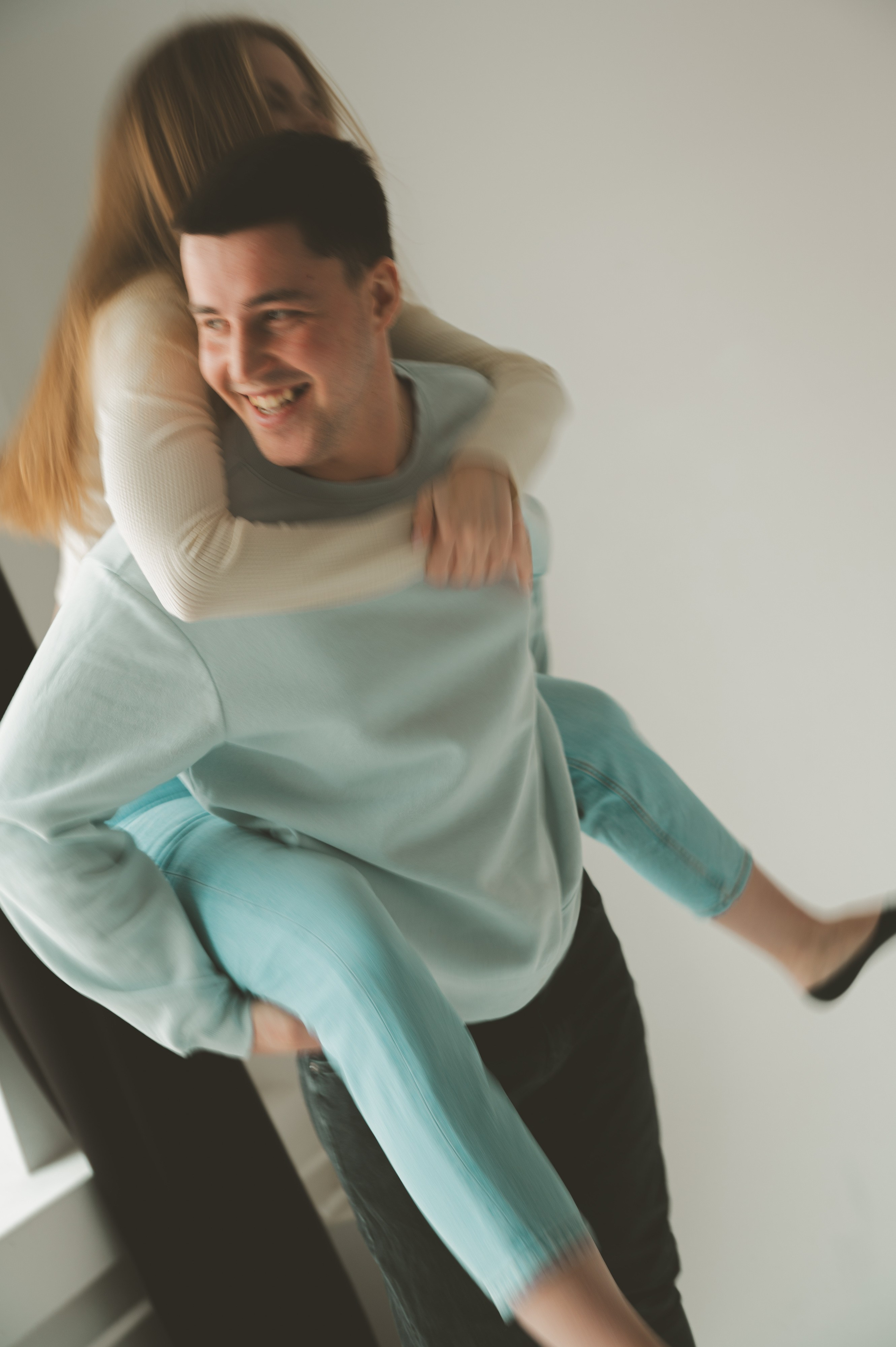 Предсвадебная лавстори в студии в Москве. Свадебный и портретный фотограф в Москве Жердев Даниил