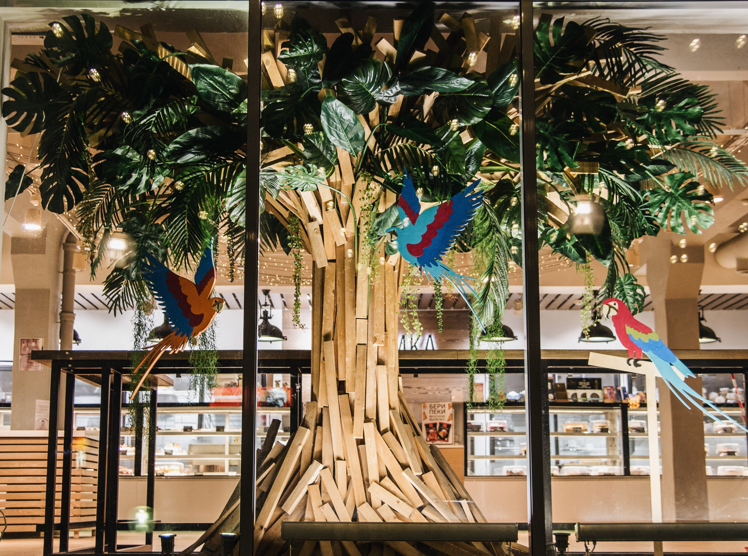 Оформление витрин Лакомка. Ксения Почтарь. Декоратор и флорист, город Владивосток