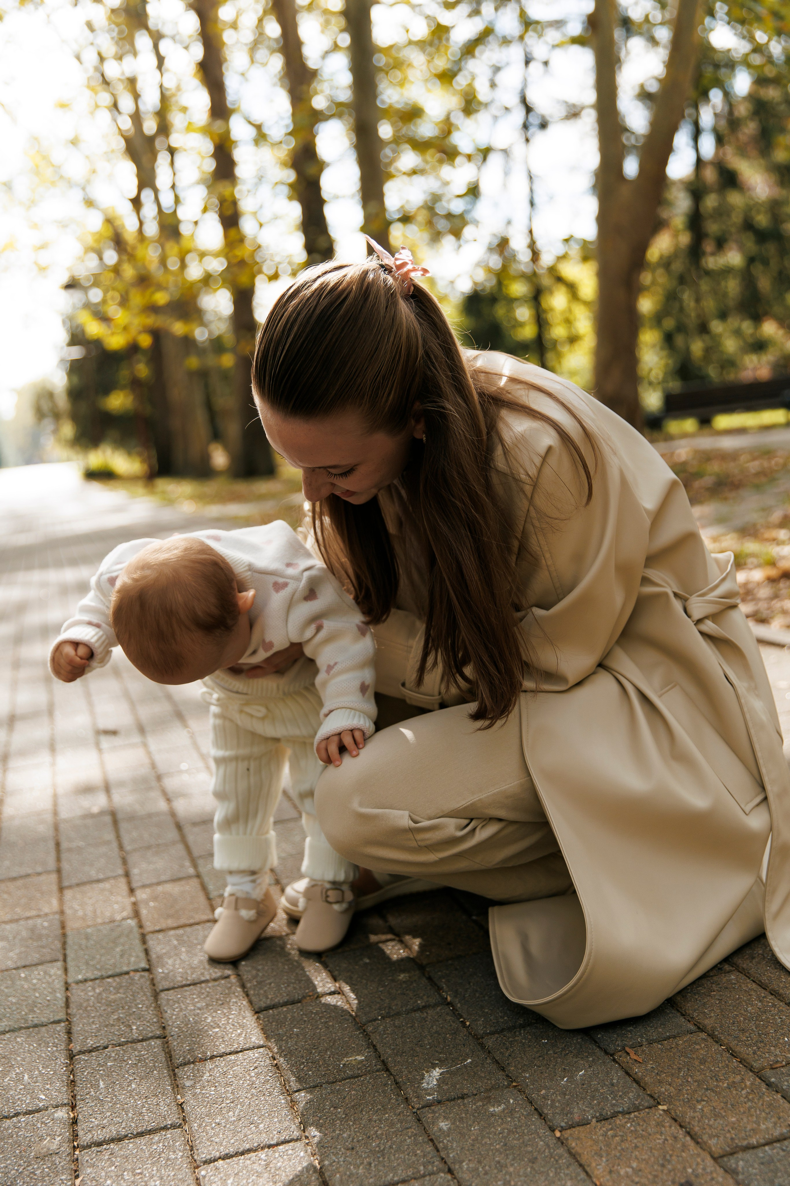 «Embracing Autumn: A Family Adventure Amidst Golden Leaves»