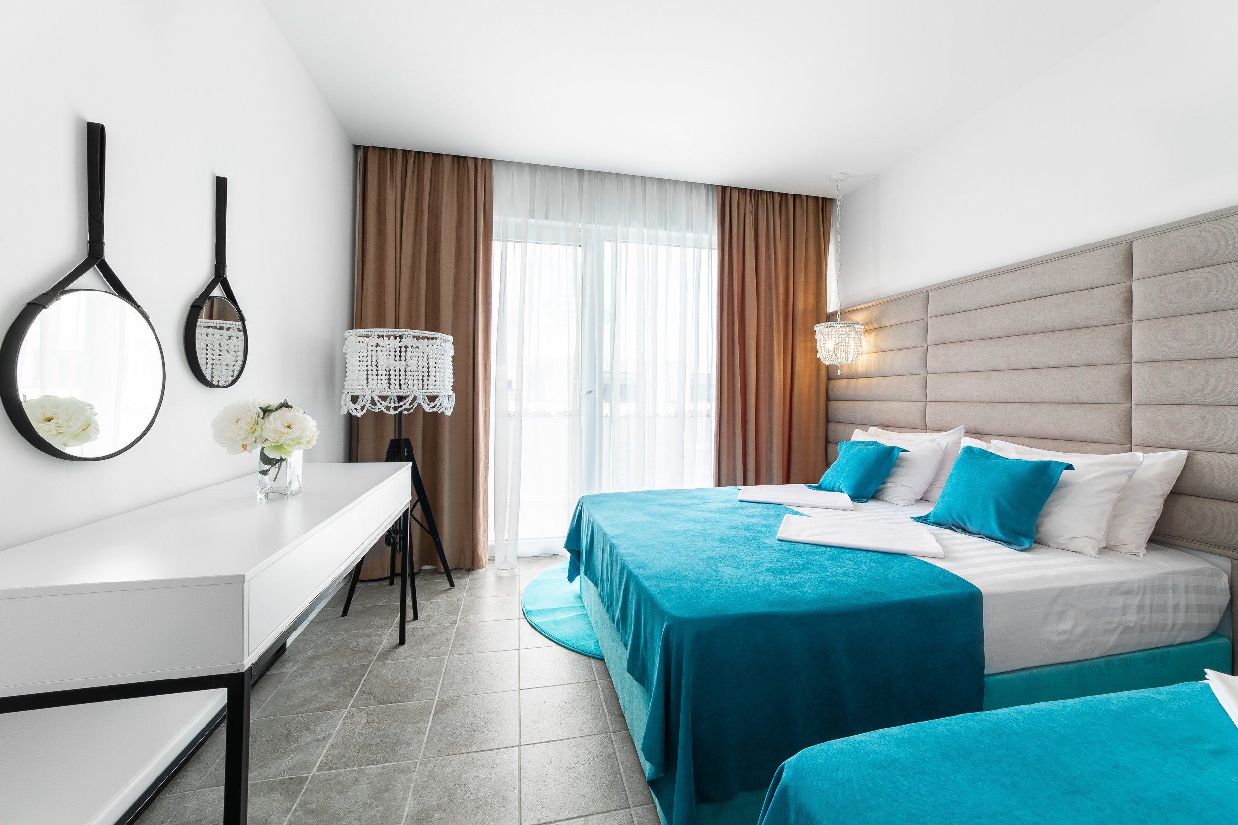 Renatphoto-Интерьерная фотосъёмка для известного отеля Bora-Bora. Профессиональная фотосъёмка интерьеров, предметная фотосессия еды для меню г. Анапа