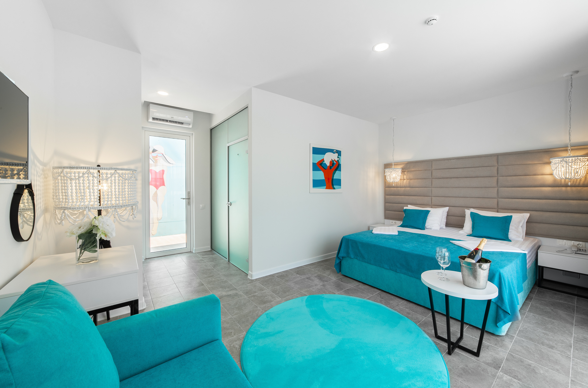 Renatphoto-Интерьерная фотосъёмка для известного отеля Bora-Bora. Профессиональная фотосъёмка интерьеров, предметная фотосессия еды для меню г. Анапа