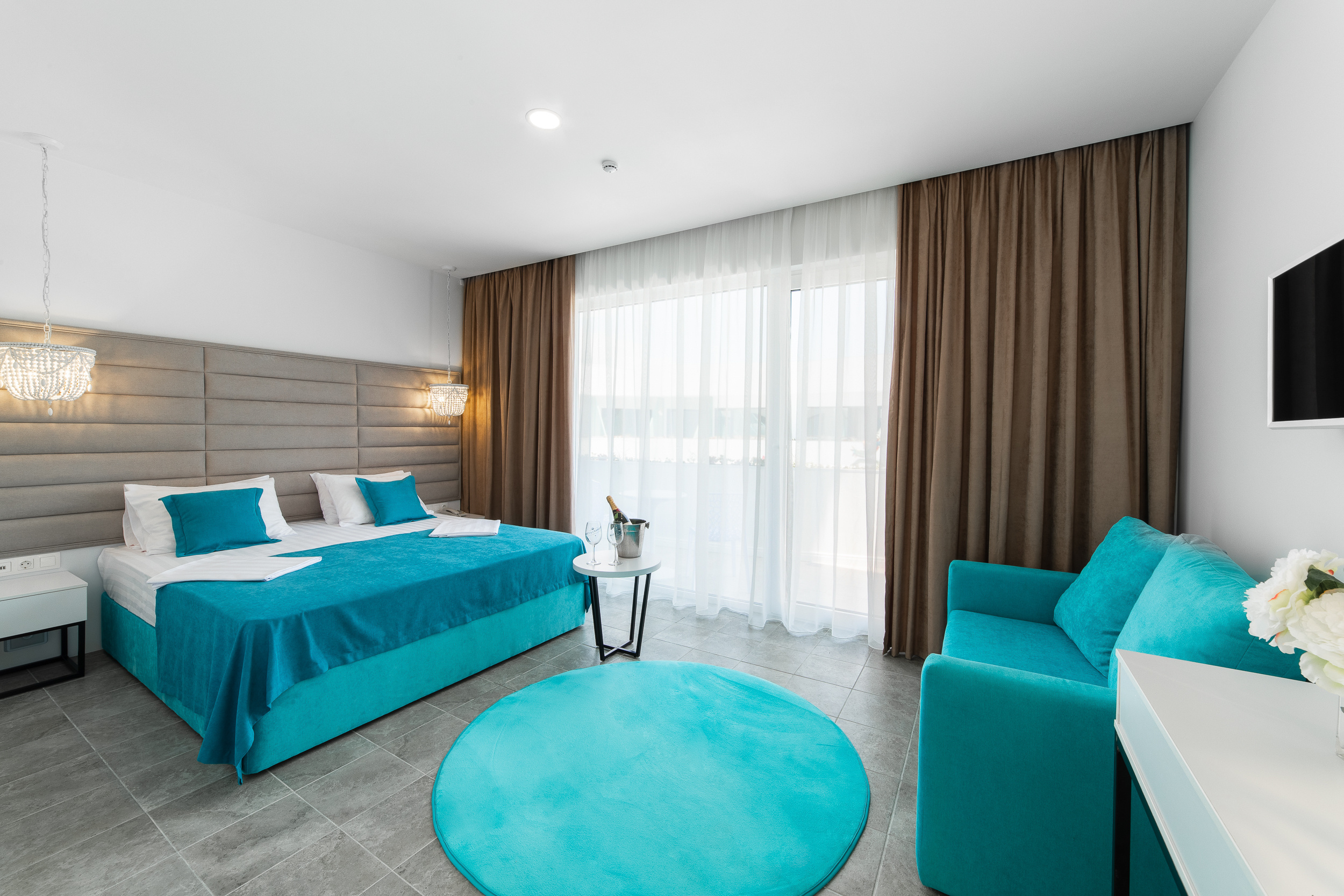 Renatphoto-Интерьерная фотосъёмка для известного отеля Bora-Bora. Профессиональная фотосъёмка интерьеров, предметная фотосессия еды для меню г. Анапа