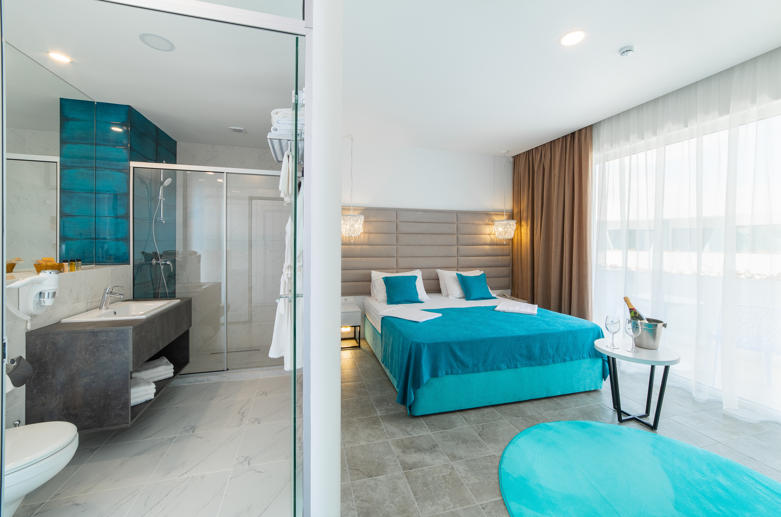 Renatphoto-Интерьерная фотосъёмка для известного отеля Bora-Bora. Профессиональная фотосъёмка интерьеров, предметная фотосессия еды для меню г. Анапа