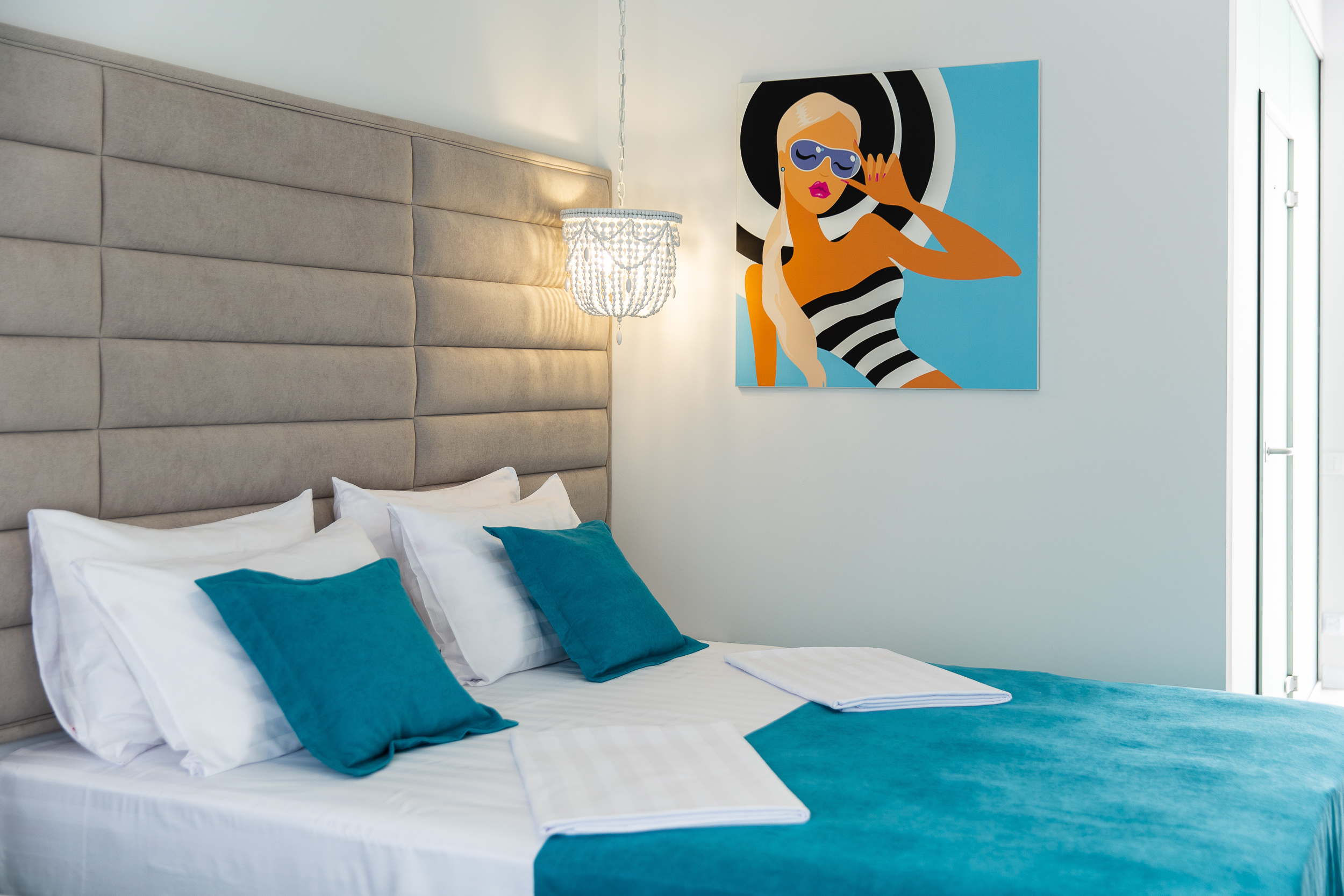 Renatphoto-Интерьерная фотосъёмка для известного отеля Bora-Bora. Профессиональная фотосъёмка интерьеров, предметная фотосессия еды для меню г. Анапа