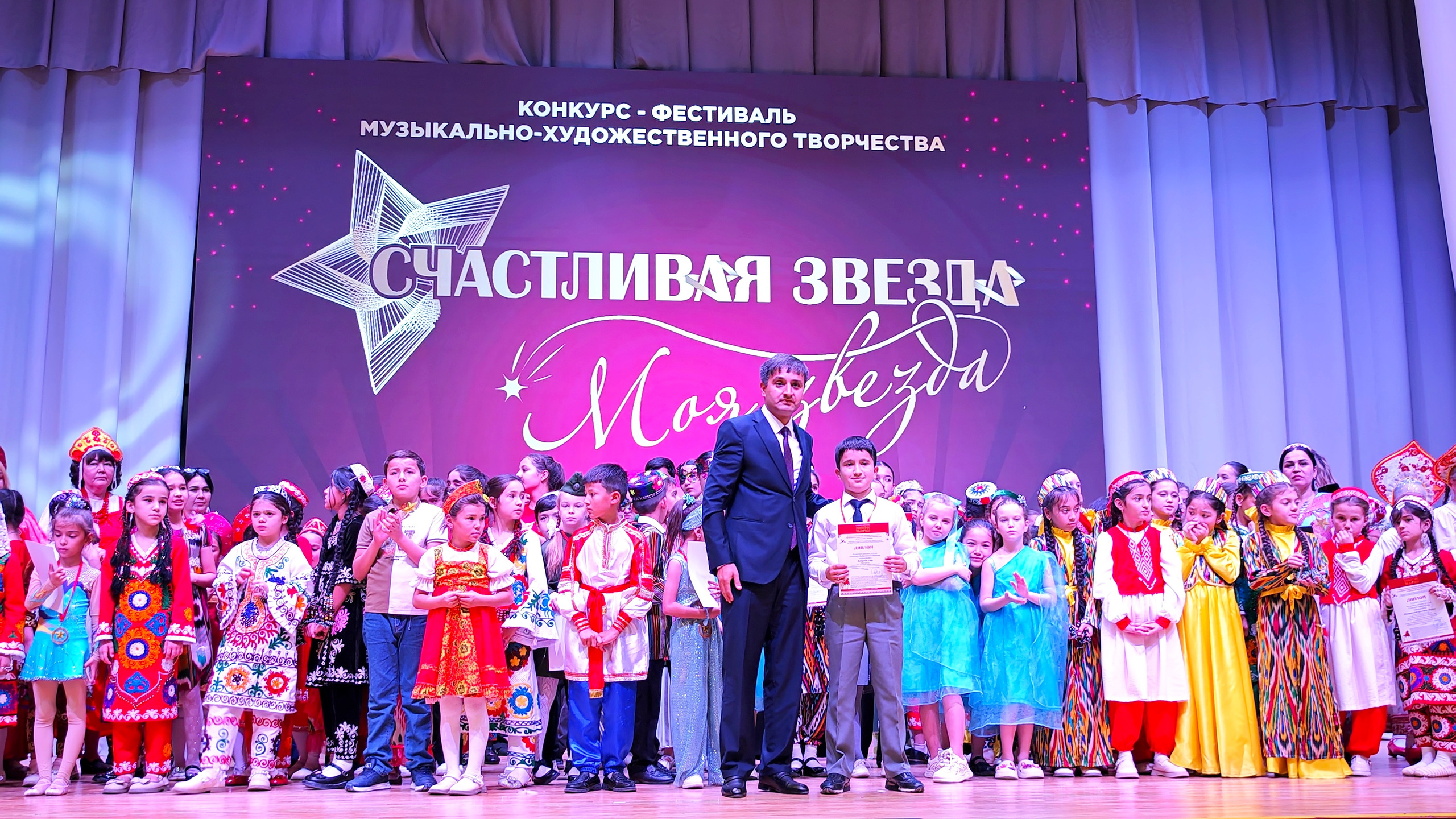 1 ноября 2025 г, г. Бохтар, Таджикистан. Золотое яблочко