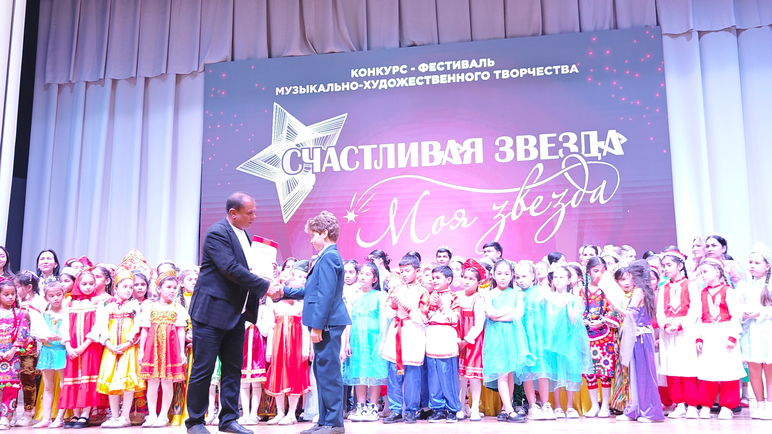 1 ноября 2025 г, г. Бохтар, Таджикистан. Золотое яблочко