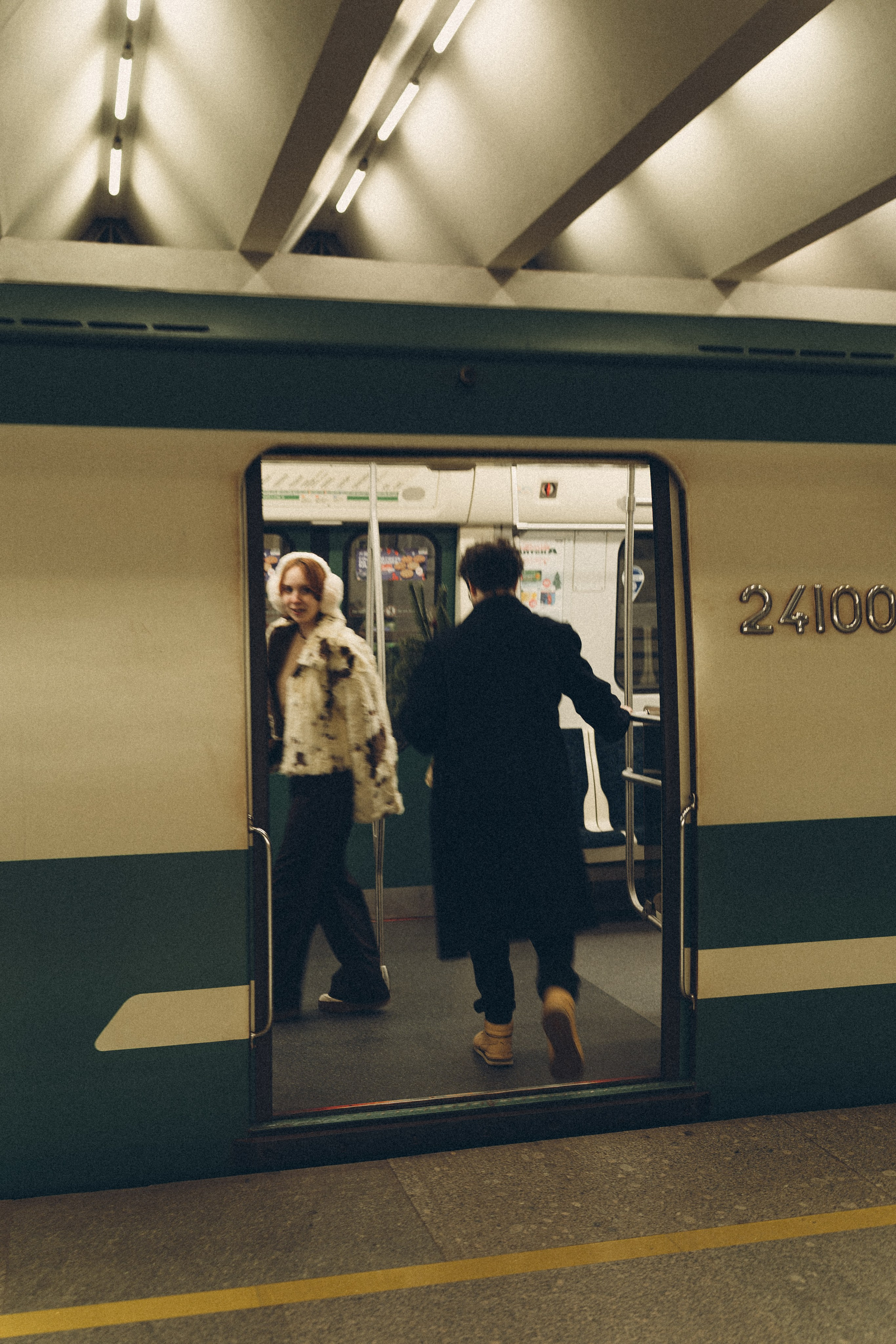 НОВОГОДНЯЯ ФОТОСЕСИИЯ ПАРЫ В МЕТРО ЛЮБОВЬ. Профессиональный фотограф, Санкт-Петербург — Виктория Богомолова