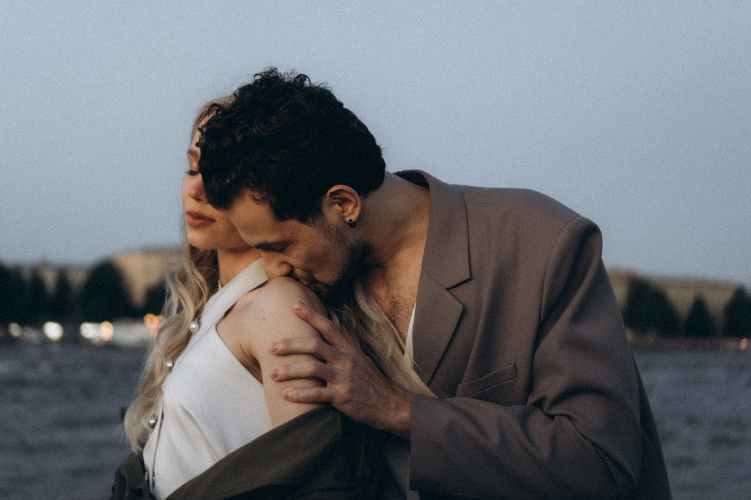 СВАДЕБНАЯ СЬЕМКА ПАРЫ НА РАССВЕТЕ В БЕЛЫЕ НОЧИ И ПРОГУЛКА С РАЗВОДНЫМИ МОСТАМИ И ПИКНИК ВОЗЛЕ ИСАКИЕВСКОГО СОБОРА. Профессиональный фотограф, Санкт-Петербург — Виктория Богомолова