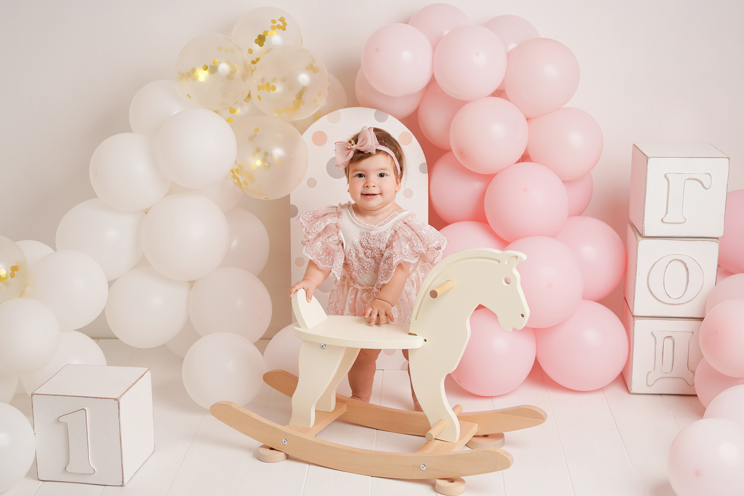 Для детской фотосессии фотограф предоставляет  разнообразный реквизит.