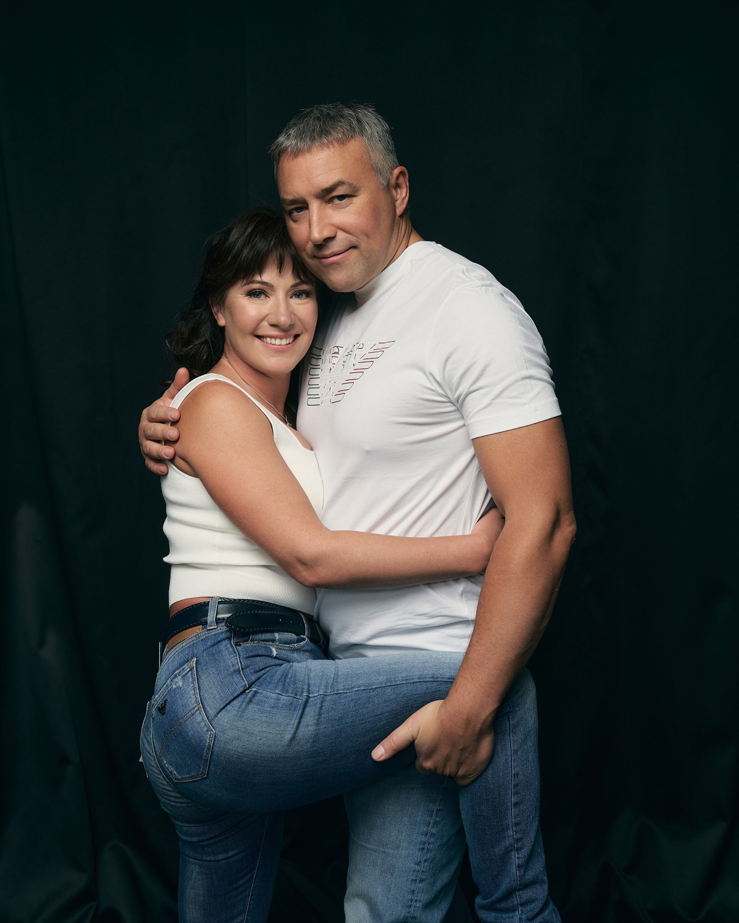 Семейная фотосессия в минималистичном стиле в фотостудии. Фотограф Дмитрий Цветков | Санкт-Петербург