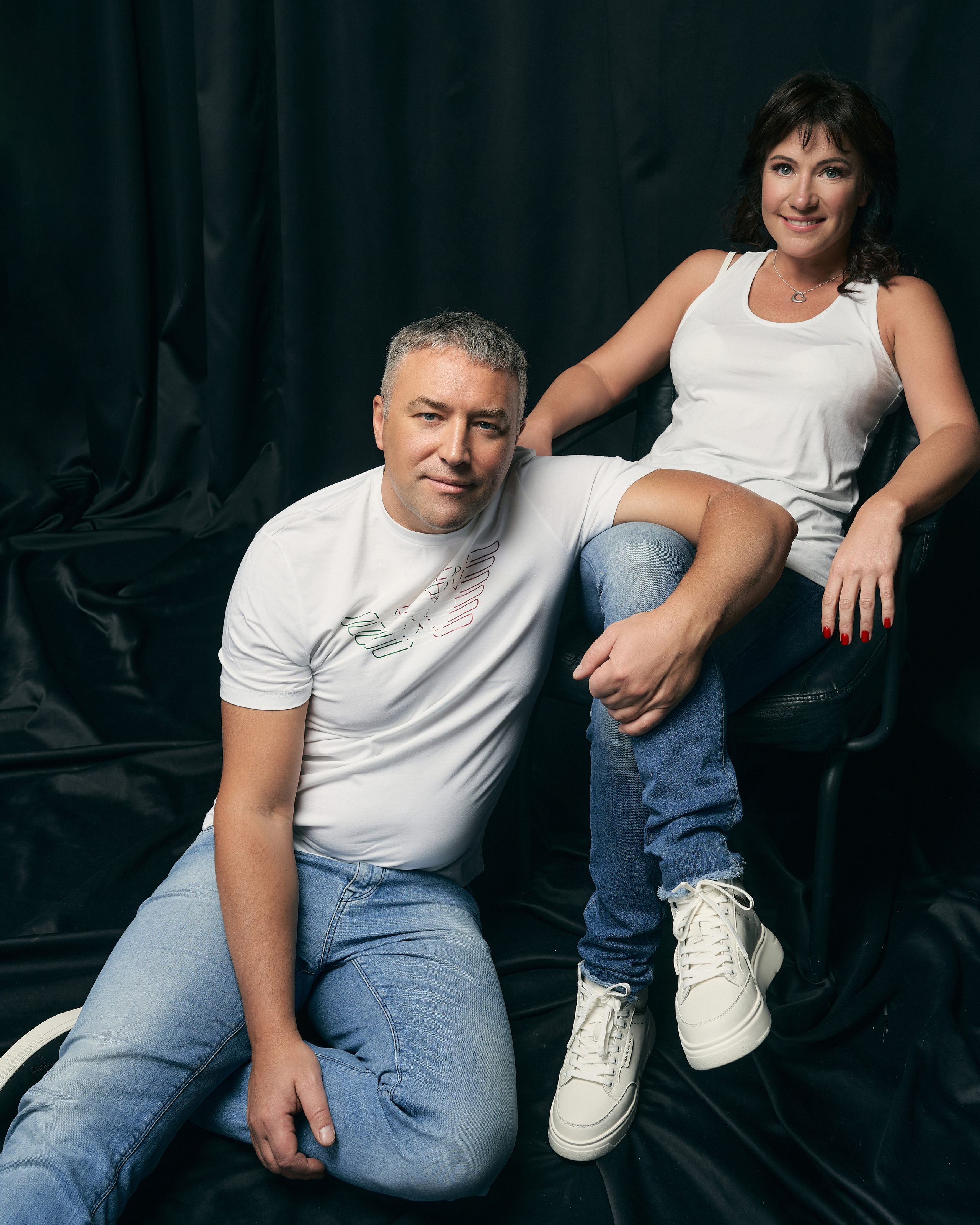 Семейная фотосессия в минималистичном стиле в фотостудии. Фотограф Дмитрий Цветков | Санкт-Петербург