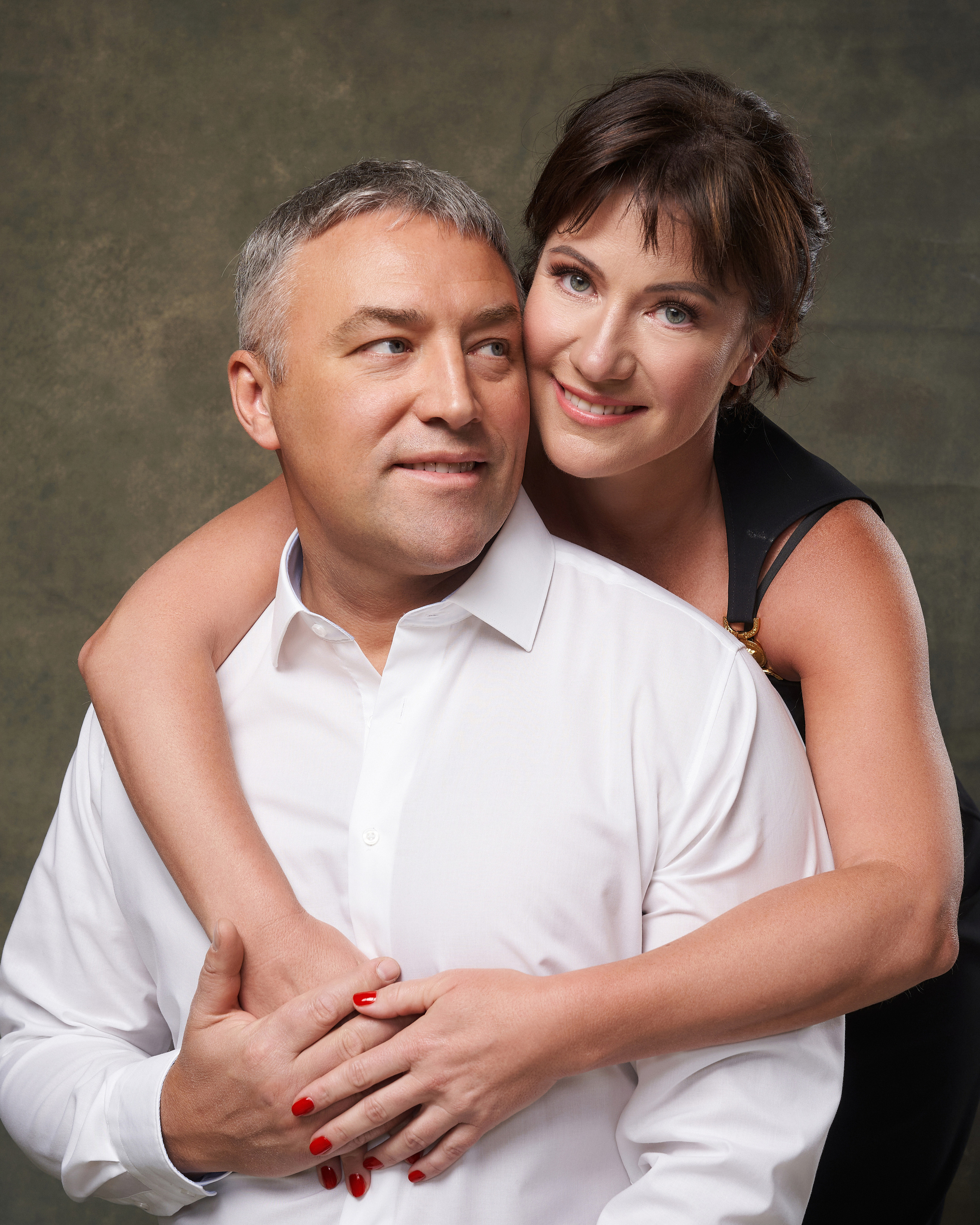 Классический семейный портрет в фотостудии