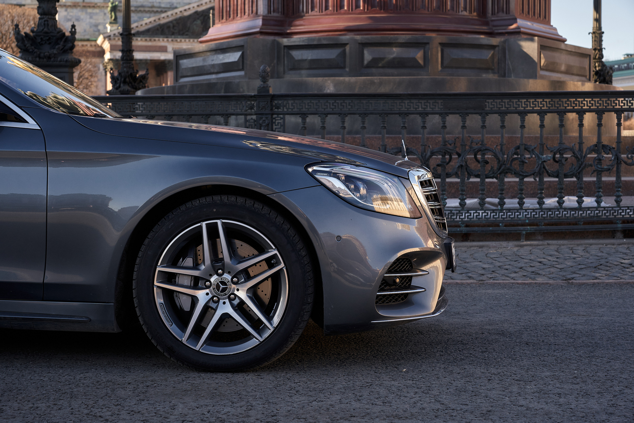 Колесо автомобиля Мерседес крупным планом