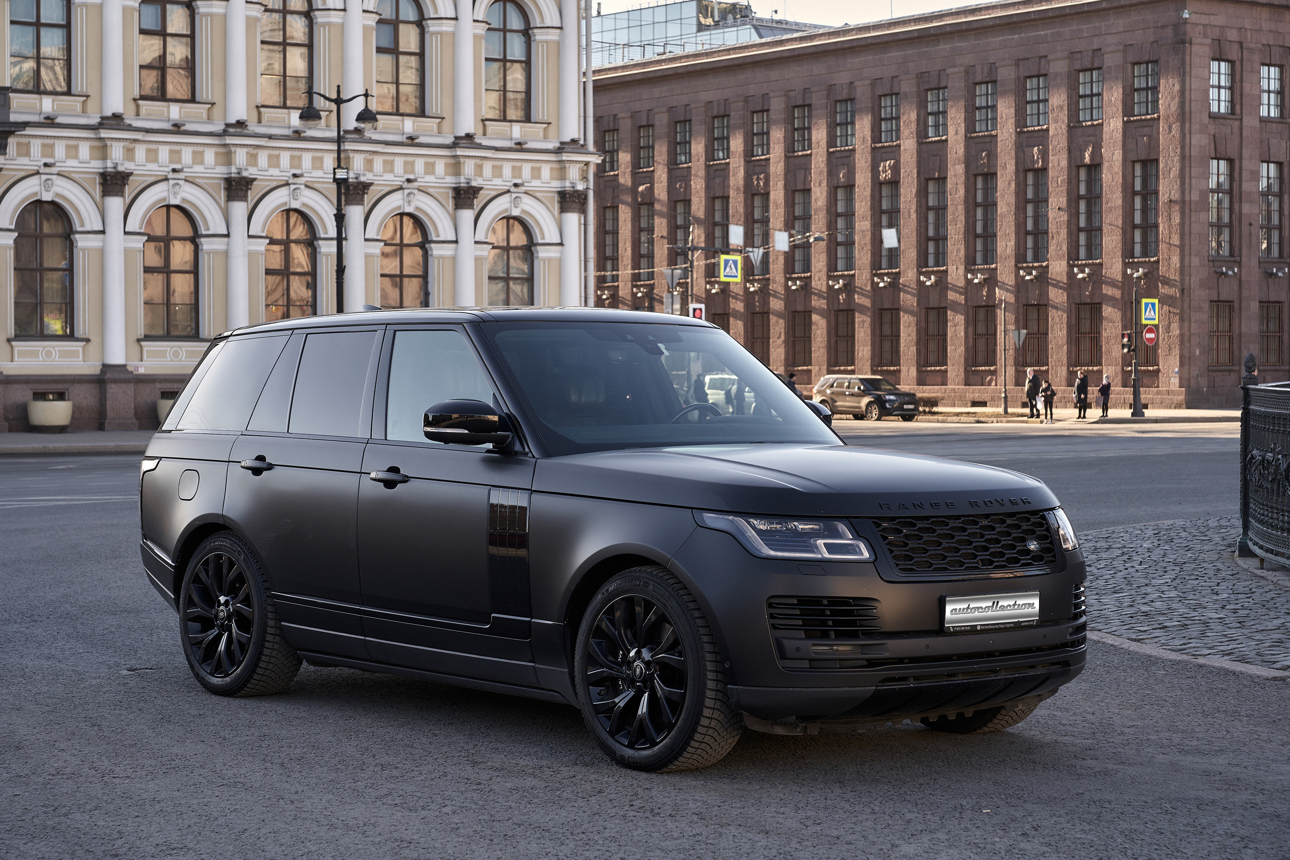Автомобиль Land Rover в центре Санкт-Петербурга