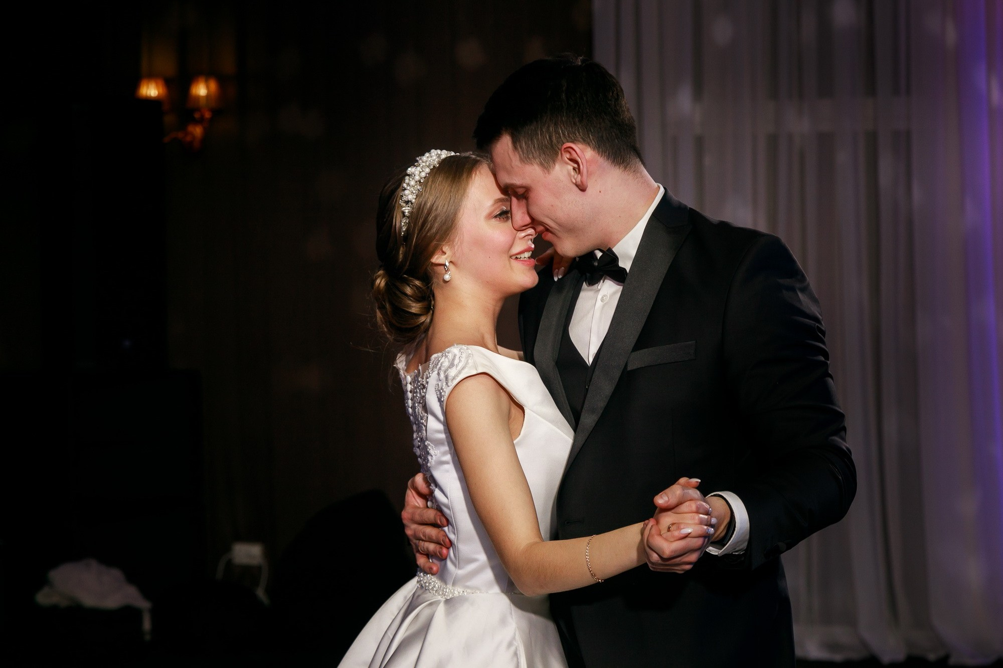 Свадьба с огоньком. Фотограф крещение венчание в Петербурге! Помогает подобрать храм и посоветовал душевного батюшку в СПб