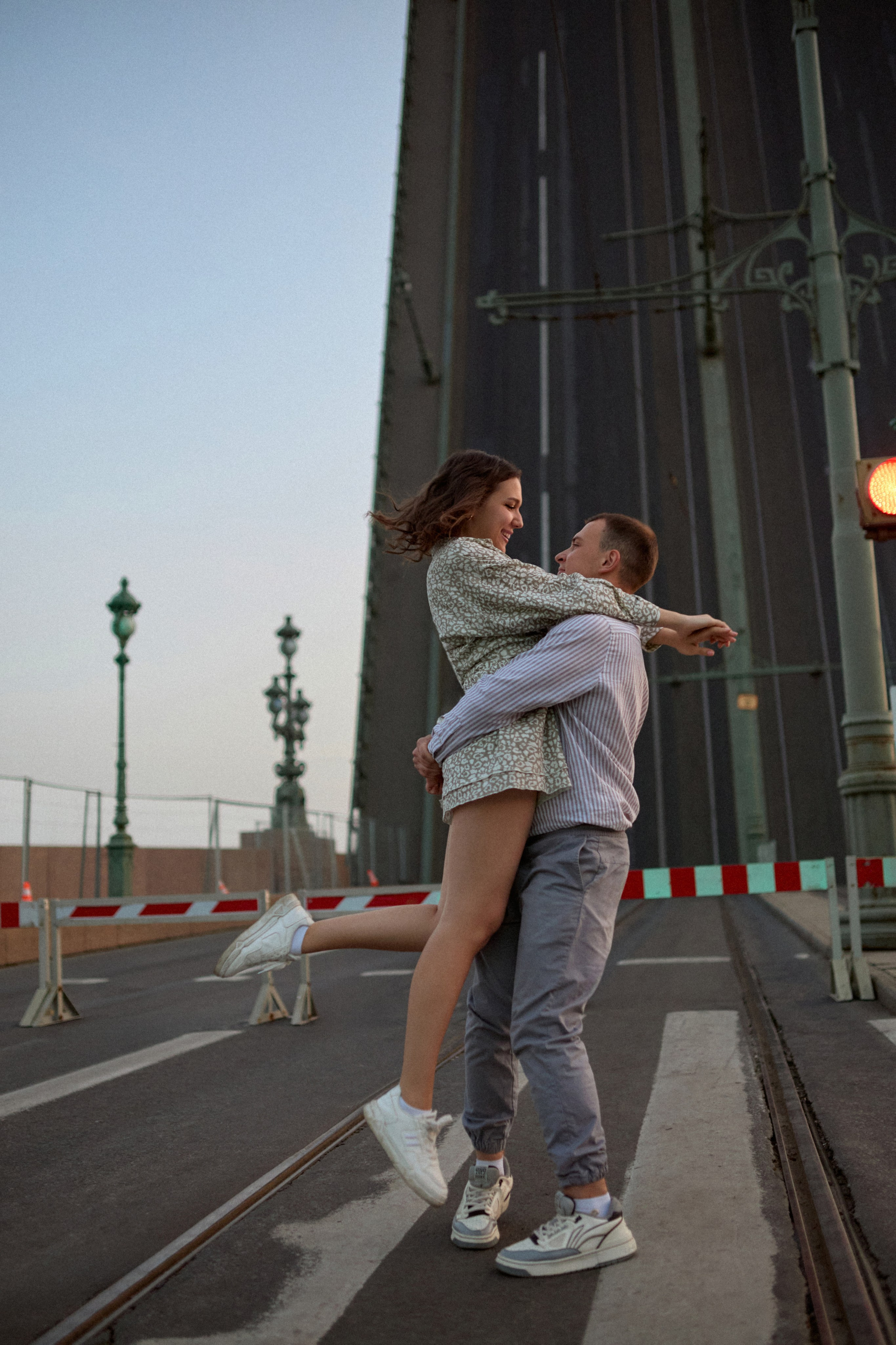 Фотосессия на разводных мостах в Питере. Сестры Карабаза. Фотографы и ретушеры в Москве и Санкт-Петербурге
