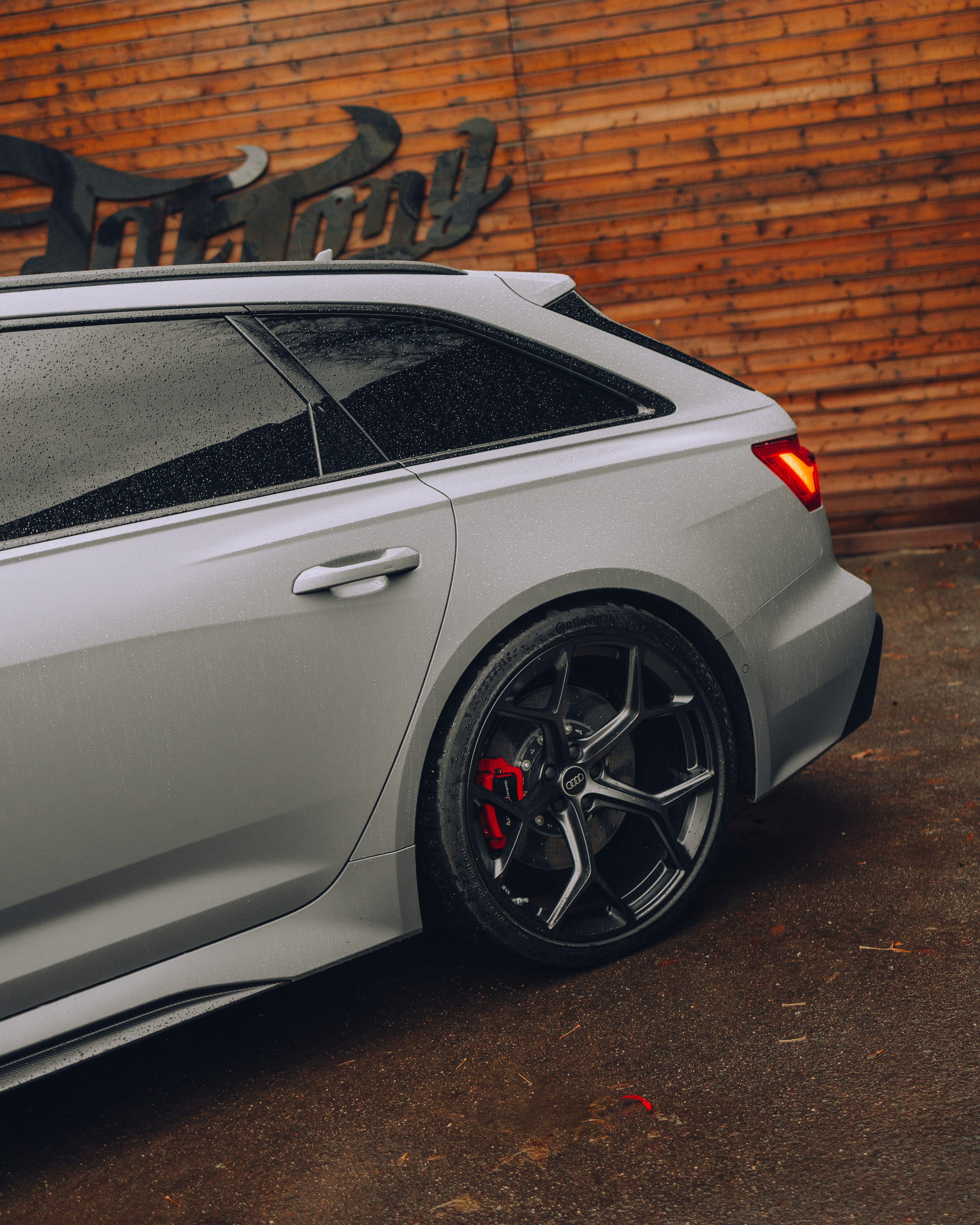 Audi RS6 снятие старой шумоизоляции и нанесение новой. DeLorein