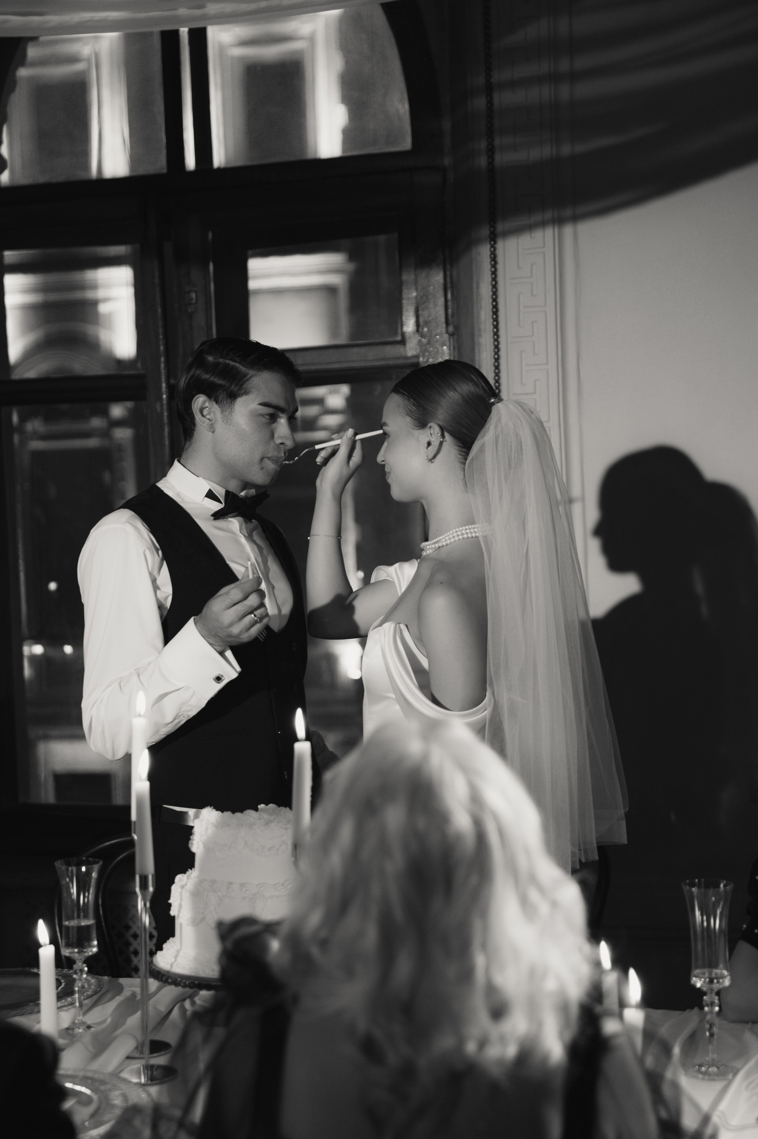 Камерный свадебный ужин при свечах в старинном особняке в фотостудии 21. Kult. Ярослава Ерина — свадебный фотограф в Москве