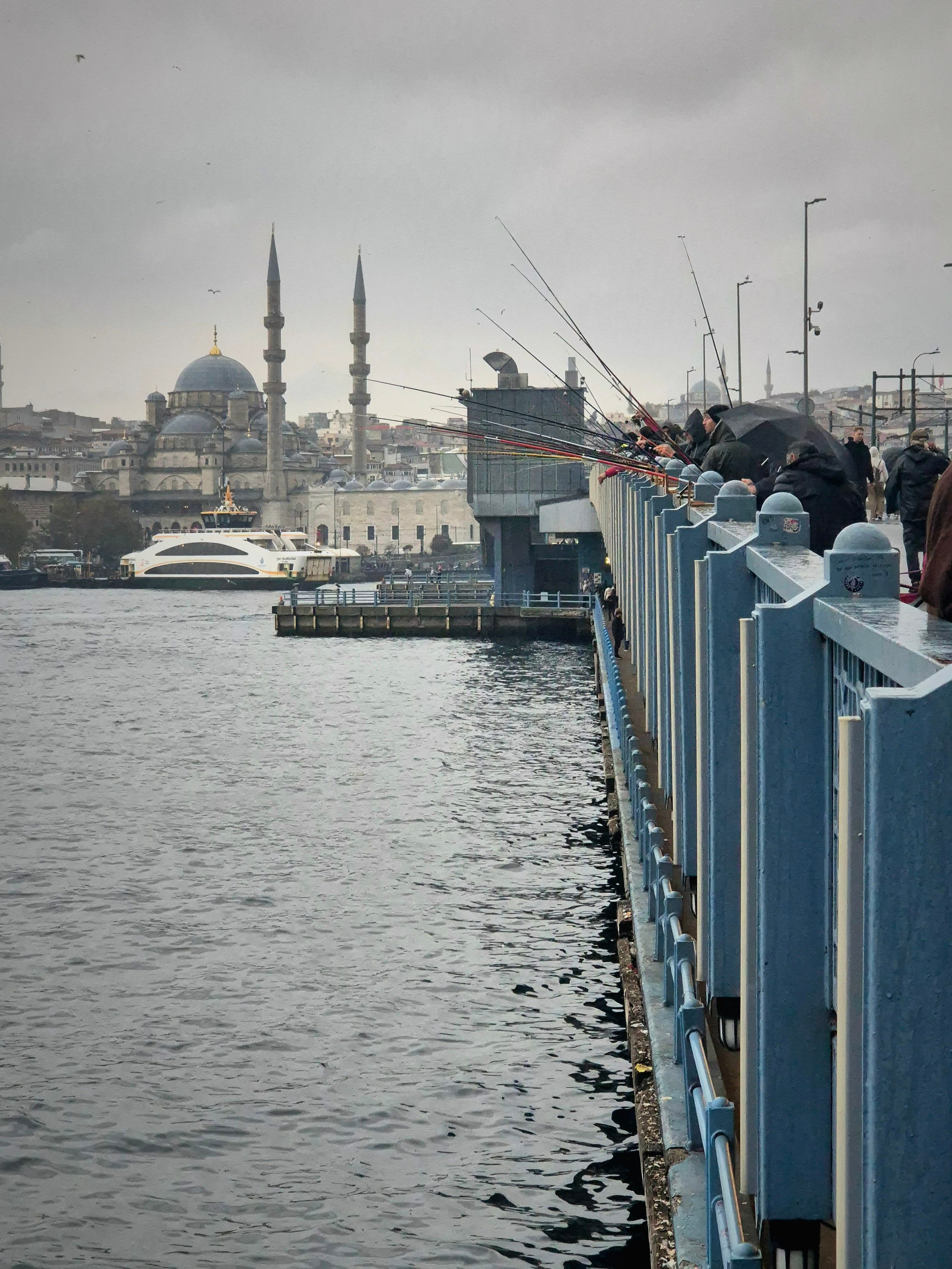 На нижнем этаже - рыбные рестораны, а с верхнего идет оживленная рыбная ловля круглые сутки