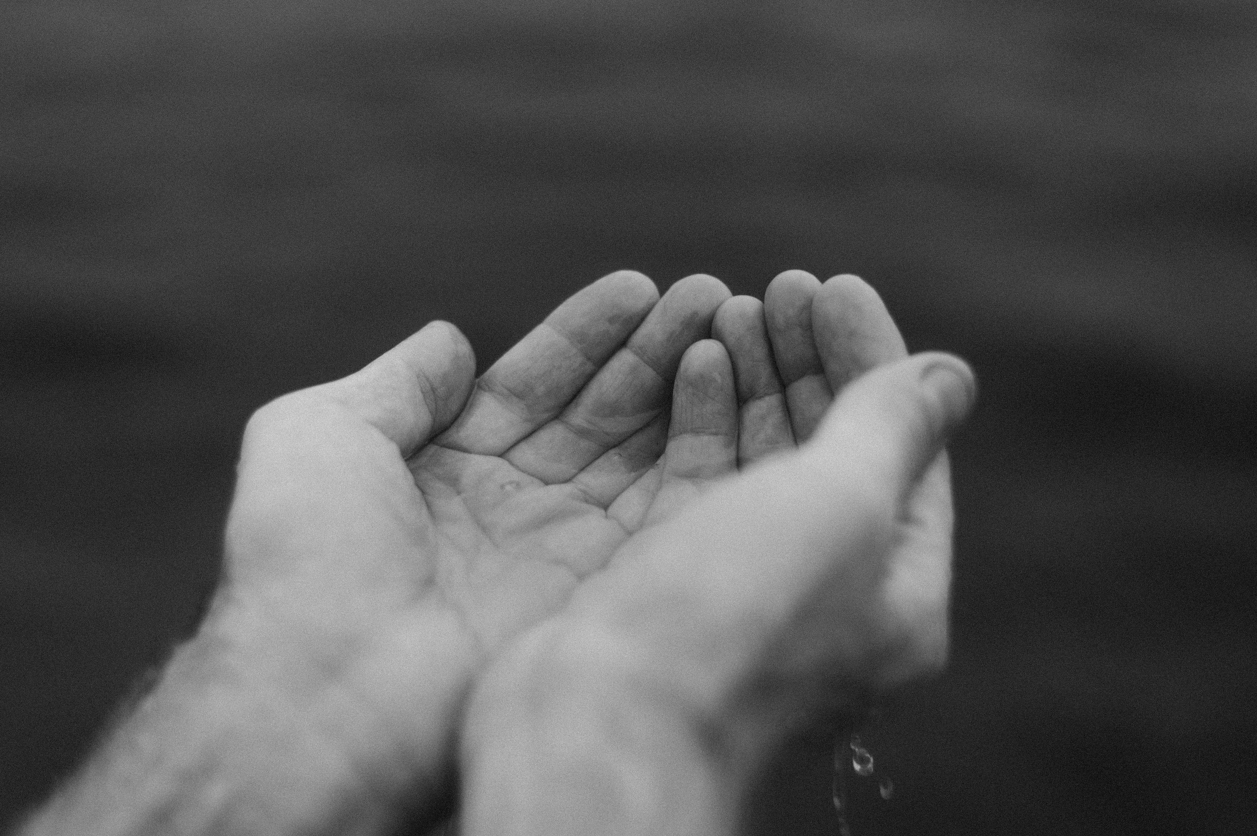 Арсений, пасмурная вода в осени. Свадебный фотограф в Ярославле Денис Медоваров