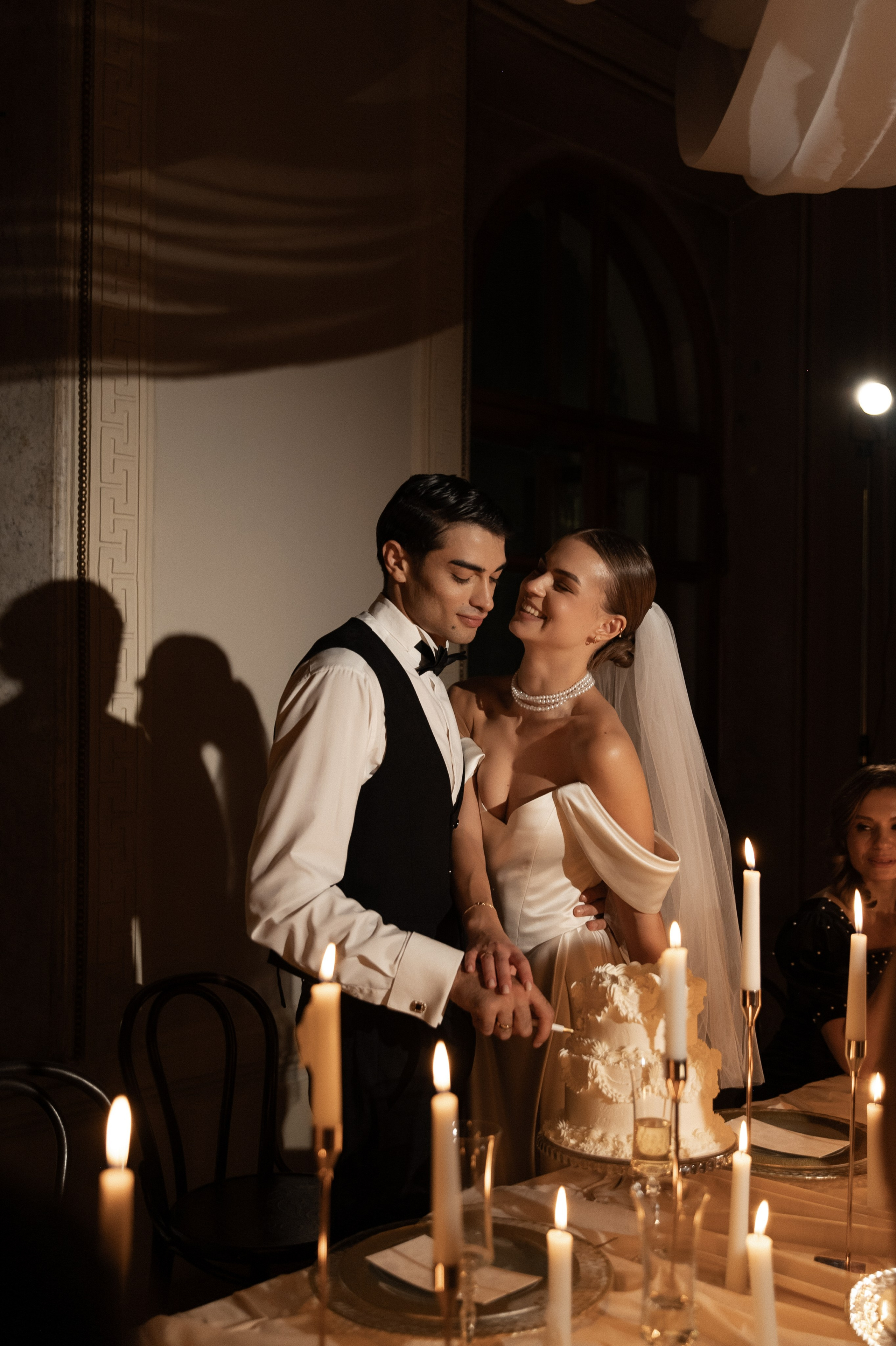 Камерный свадебный ужин при свечах в старинном особняке в фотостудии 21. Kult. Ярослава Ерина — свадебный фотограф в Москве