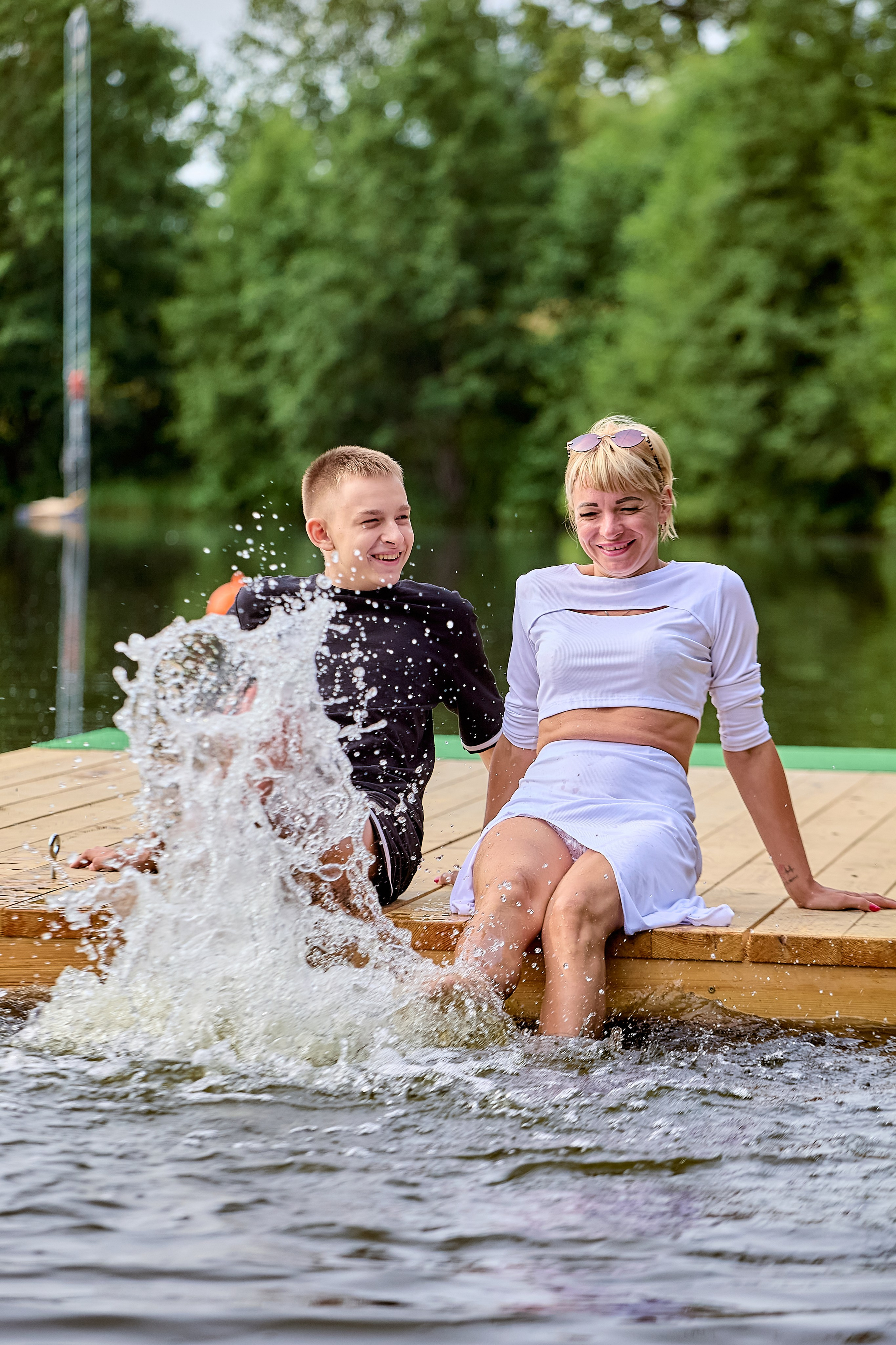 Семейная прогулка летом на озере
