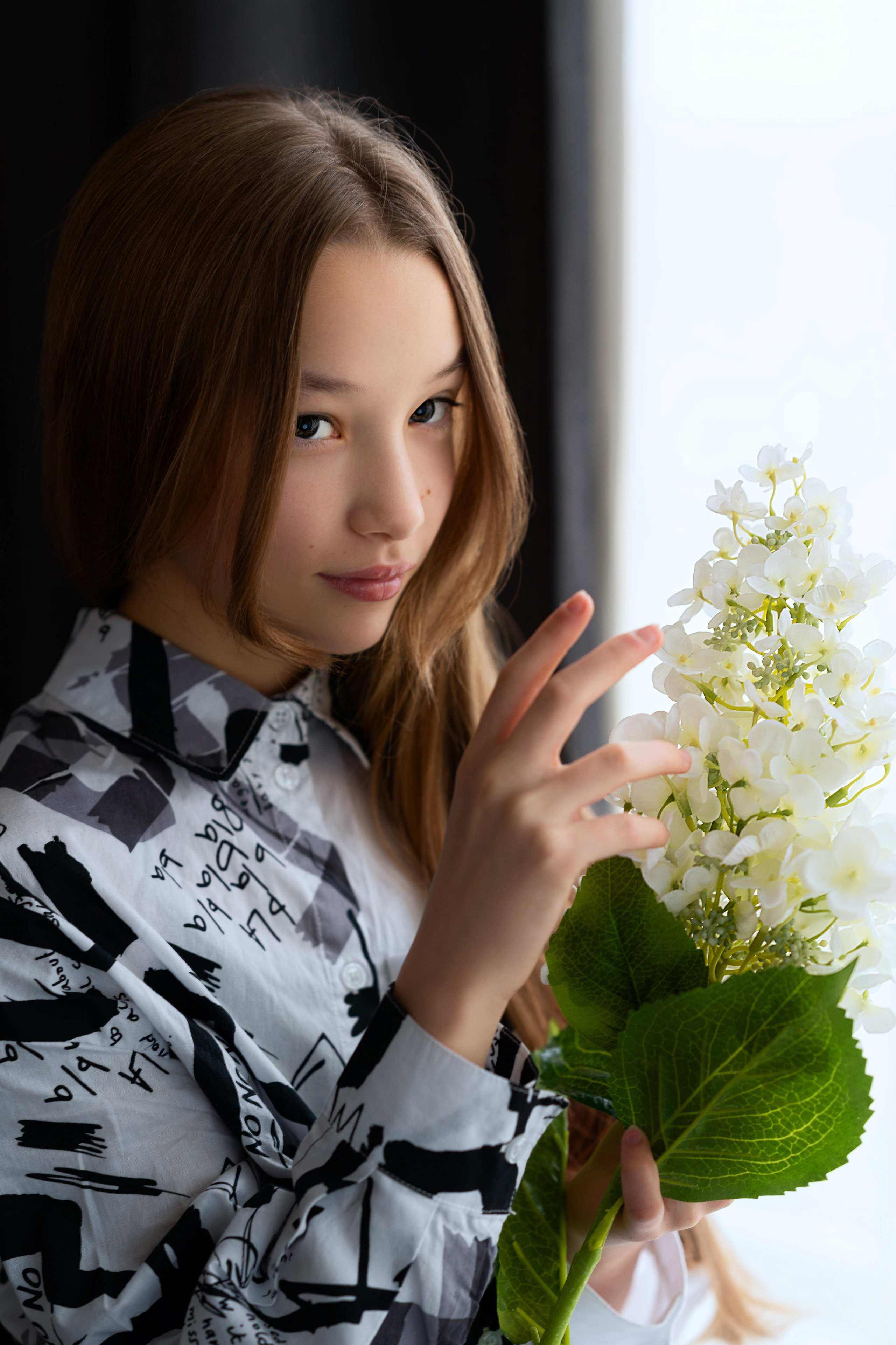 Подростковая съёмка с собакой, цветком, лампой