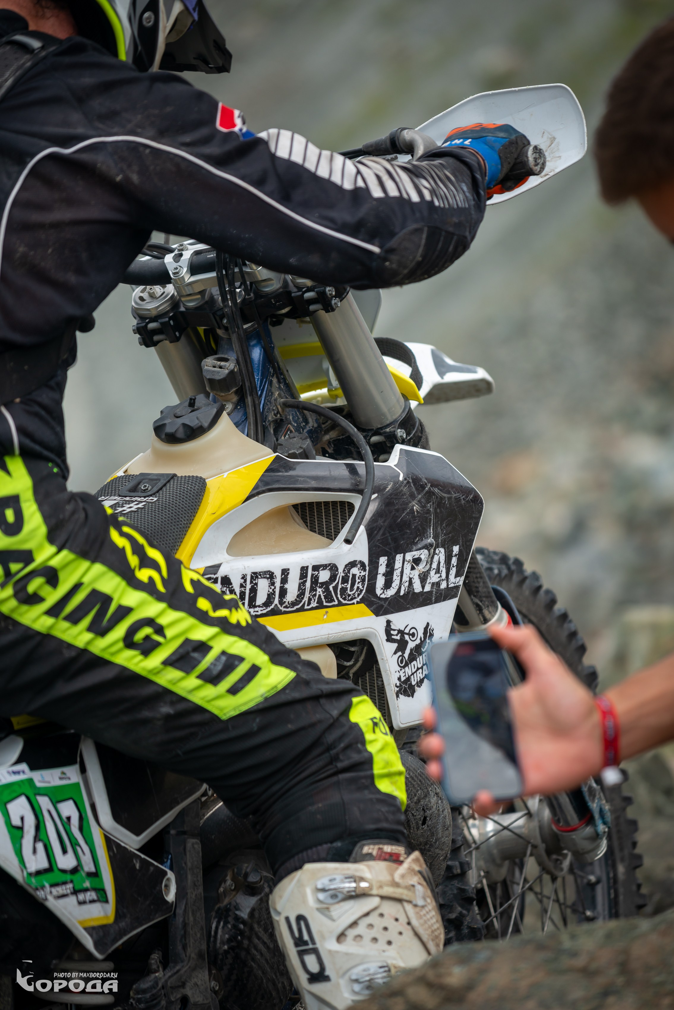 Гонщик в экипировке на эндуро-мотоцикле «Enduro Ural», номер 203, на трассе.